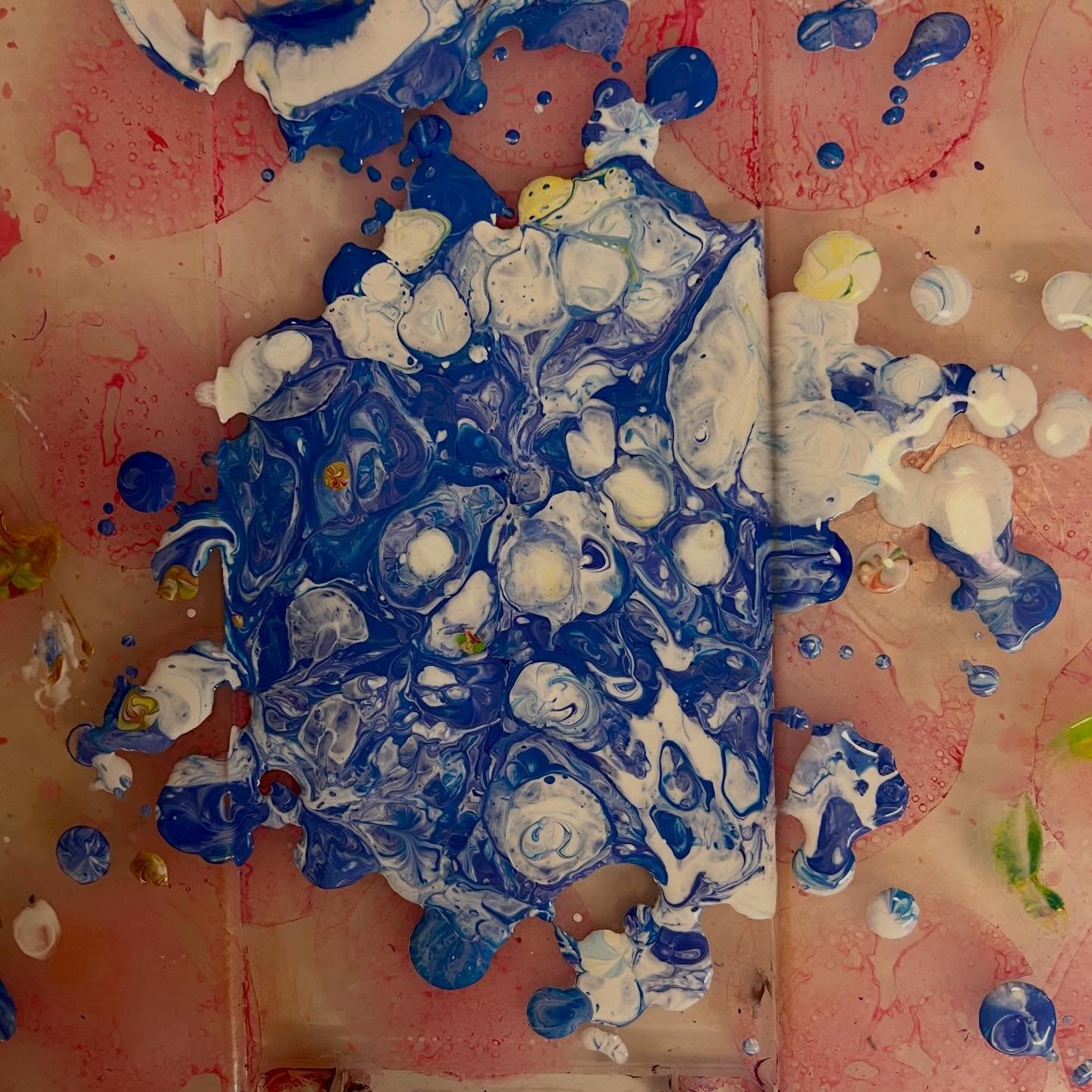 Sidste gang akrylkursus vi for nu. Vi fejrer med pourpaint og snøfler. Og jeg håber de alle kommer igen når vi fortsætter til efteråret!! #kunstkompas #loftrekanten #akrylmaling #krea #aftenskole