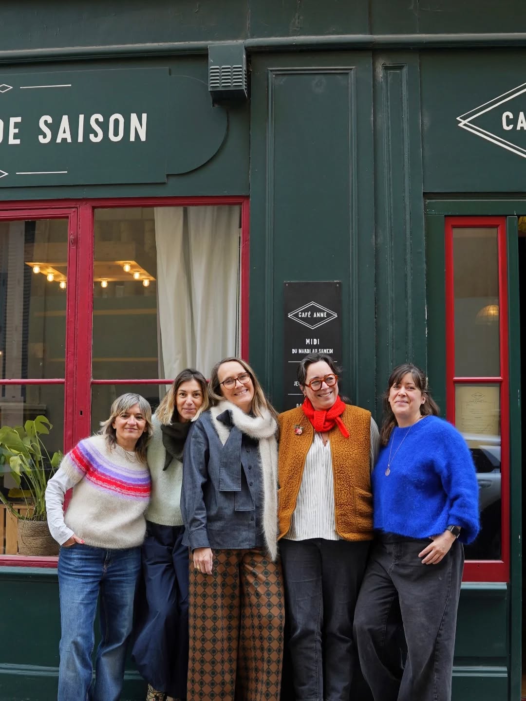 🌸🌸 POP UP PRINTEMPS D DAY 🌸🌸
Samedi 28 & Dimanche 29 Mars 2026
Les cookies sortent du four, le café est chaud, Laetitia, Guillemette, Nathalie, Emma et Marie Laure vous attendent tout le week-end.
Où?
Café Anne
17 Rue Sala
69002 LYON
@cafeanne.lyon
Quand?
Entrée libre le samedi de 10h à 18h
Resto Tricot (sur réservation) de 19h à 22h
Entrée libre le dimanche de 13h à 17h
Brunch (sur réservation) de 10h à 12h
- Présence de @lainesduvalgaudemar avec une belle sélection de ses plus beaux fils
- Présence de @laetitiadalbies
- stand de Goodies Knit Eat
- cookies et gâteaux by Guillemette all week-end long
Le Pop Up est accessible en entrée libre tout le week-end sauf lors du Resto et du Brunch
#kniteat #popup #yarn