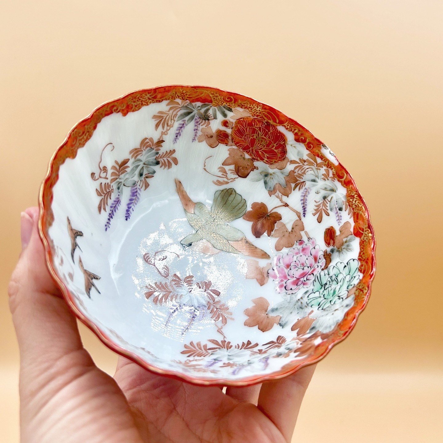 🟢 DOSTĘPNA | Ryżówka kutani, Japonia, okres późne Meiji/ Taisho, lata 1900-1930.
Zjawiskowa miska ryżówa (rice bowl) bogato zdobiona w stylu cynobrowego kutani z wizerunki kwiatów (peonie, glicynia, wiśnia, lilie) i ptaktów (bażanty, drozdy).
Miska wykonana jest z cienkościennej porcelany i niestety ma uszczerbek i wychodzące z niego pęknięcie typu hairline. Mimo to miska jest do użytku bez najmniejszego problemu - nie przecieka. Na życzenie możemy ją naprawić w metodzie kintsugi.
Wymiary: 12 cm śr. x 6 cm wys.
120 PLN + 20 PLN koszt wysyłki