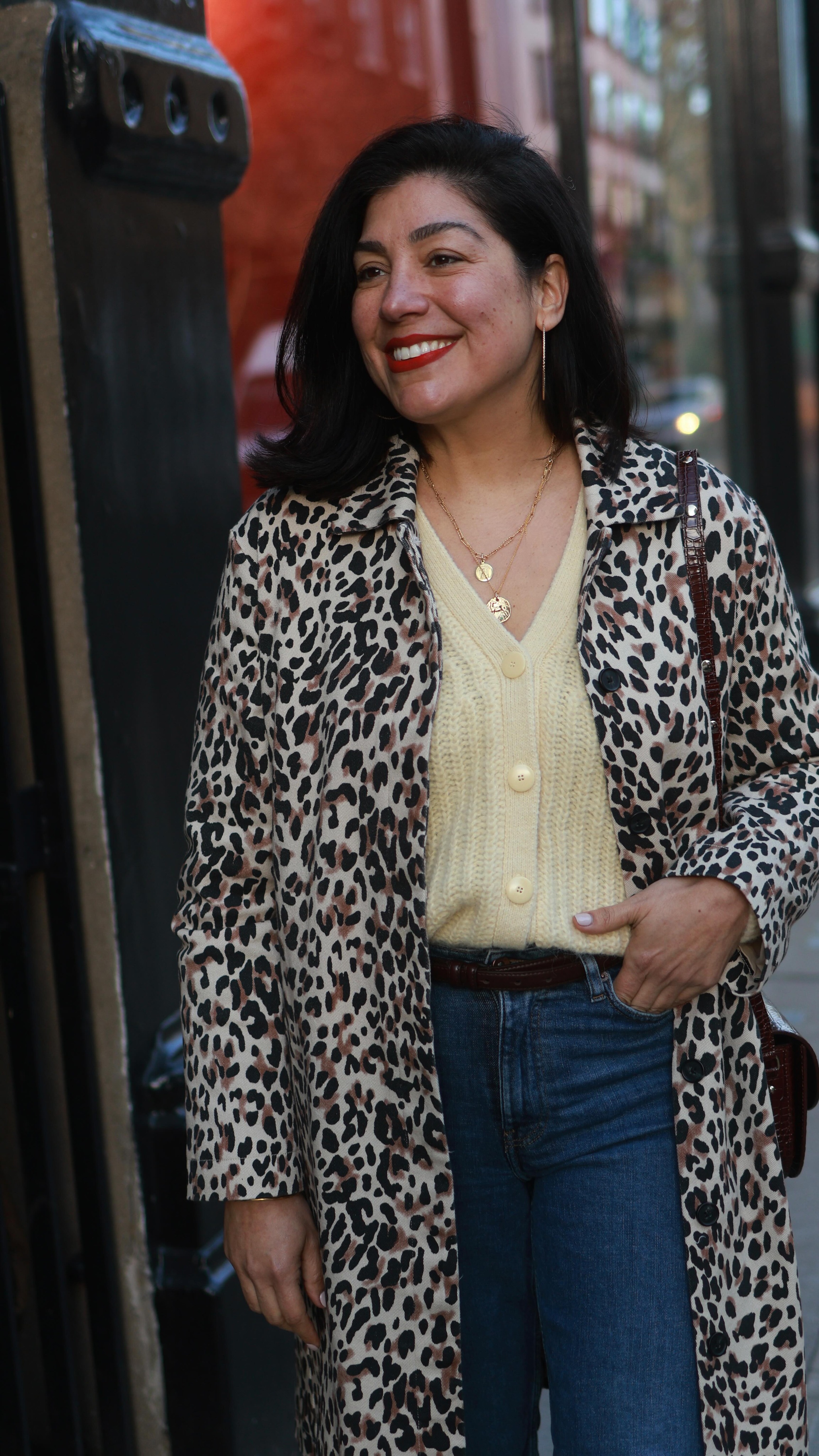 Have you ever tried it?
It makes getting dressed so much more enjoyable. I don’t worry about gaps between buttons anymore or if I need just one simple stitch somewhere. Simple and effective!
.
#stylehacks #hacks #stylingtricks
.
Styling tricks, hacks, styling hacks, dress easily, tips