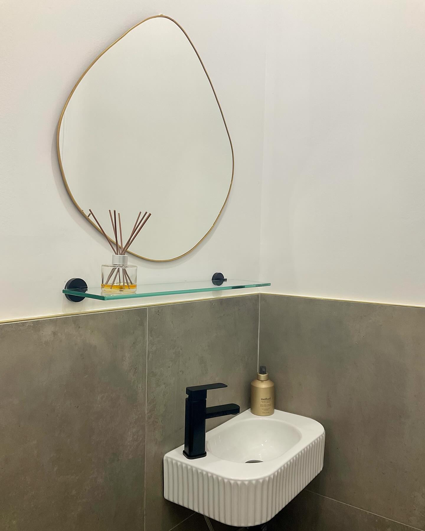 Modern, minimalistic bathroom details✨
#BathroomStyle #ChicLiving”
@crownkitchensinc
@us.tiles
@worldwide_showroom
@olympicglassny
#ModernBathroom #MinimalistDesign
#BathroomGoals #AttentionToDetail #CleanLines
#SleekDesign #MinimalistDecor
#BathroomInspiration #InteriorDesign #HomeDecor #ContemporaryBathroom #DesignInspiration #FunctionalDesign #LessIsMore #InteriorStyling #SmallBathroomDesign #TaupeBathroom #ModernMinimalist #AttentionToDetail #BlackAndGoldAccents #BathroomInspo
#NeutralTones #LuxuryBathroom #SmallSpaceLiving
#ChicInteriors #GoldDecor