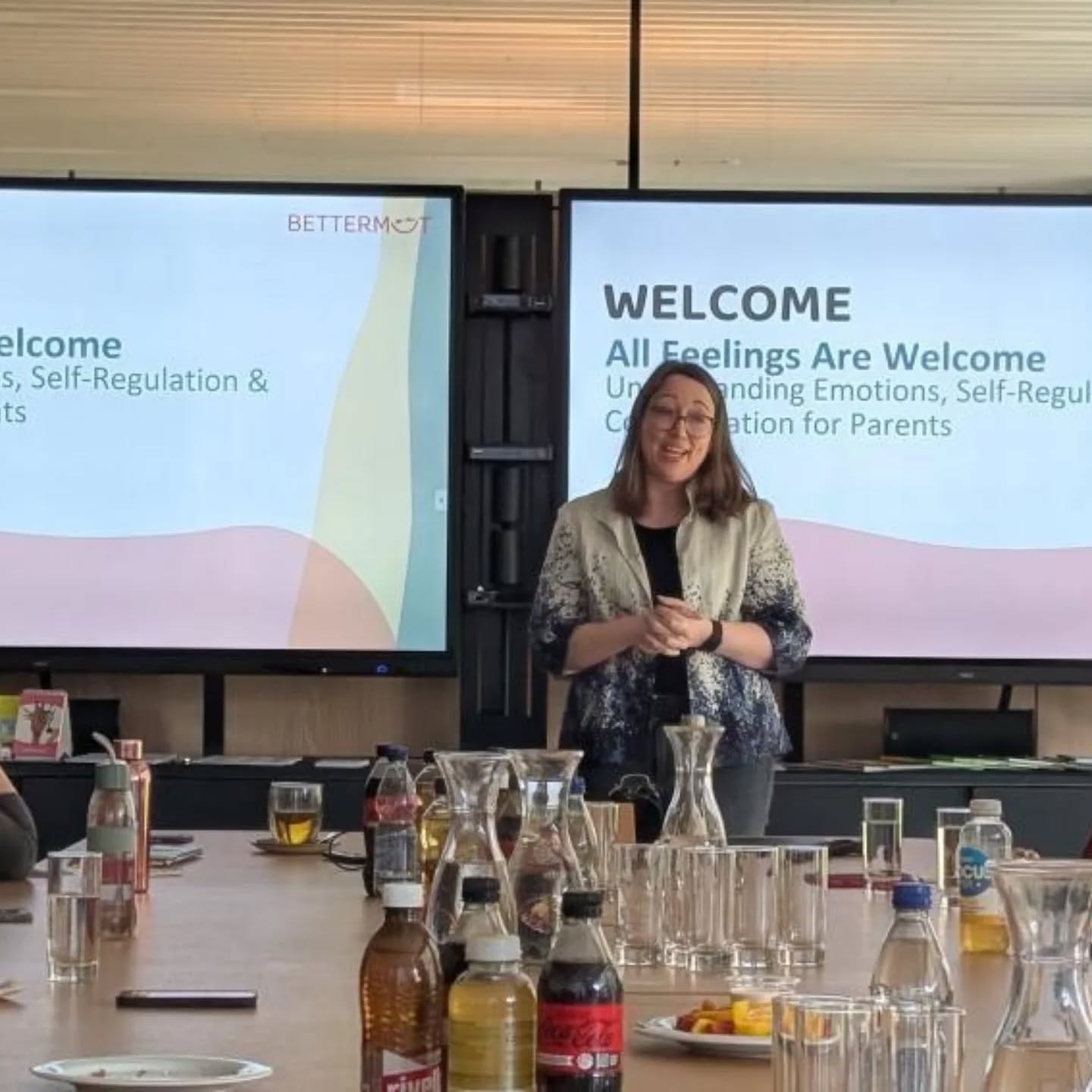 Lunch and Learn bei Hilti in Liechtenstein 😊
Ich durfte über "All Feelings are welcome" sprechen und habe mich über viel positive Resonanz gefreut. Während ich über Gefühle und Regulation tagelang sprechen könnte, habe ich das wichtigste, also das allerwichtigste mit den mehr als 20 Mitarbeitenden von Hilti besprochen:
- Warum alle Gefühle wichtig sind und was sie uns sagen wollen
- Aktives Zuhören und wie es hilft, die Gefühle unserer Kinder zu begleiten
- das Hand Modell vom Gehirn von Daniel Siegel
- Denken-Fühlen-Handeln
- Selbst-Regulation und Co-Regulation
Ich liebe meine Arbeit und bin unendlich dankbar für diesen Auftrag.. Danke fürs Vertrauen, I appreciate it....