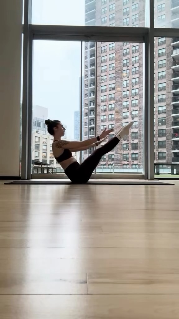 Check out this full pilates flow condensed into 3 minutes! This sequence gets you moving in all planes of motion, challenges your muscles and your mind, and helps you connect to your breath! 💫💕 Try it out and share your thoughts! #wellnesswithcourtney #pilates #guthealth #breath #nourish
