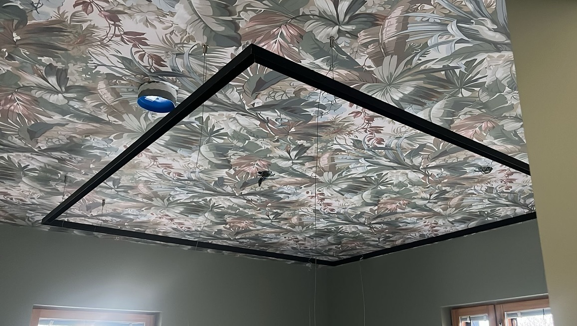 Låt inte armaturen förstöra helheten. För att framhäva den vackra tapeten har vi istället för att montera direkt mot taket hängt ner den en bit för att få lite luftighet mellan tak och belysning.
#hidealite #sovrumsbelysning