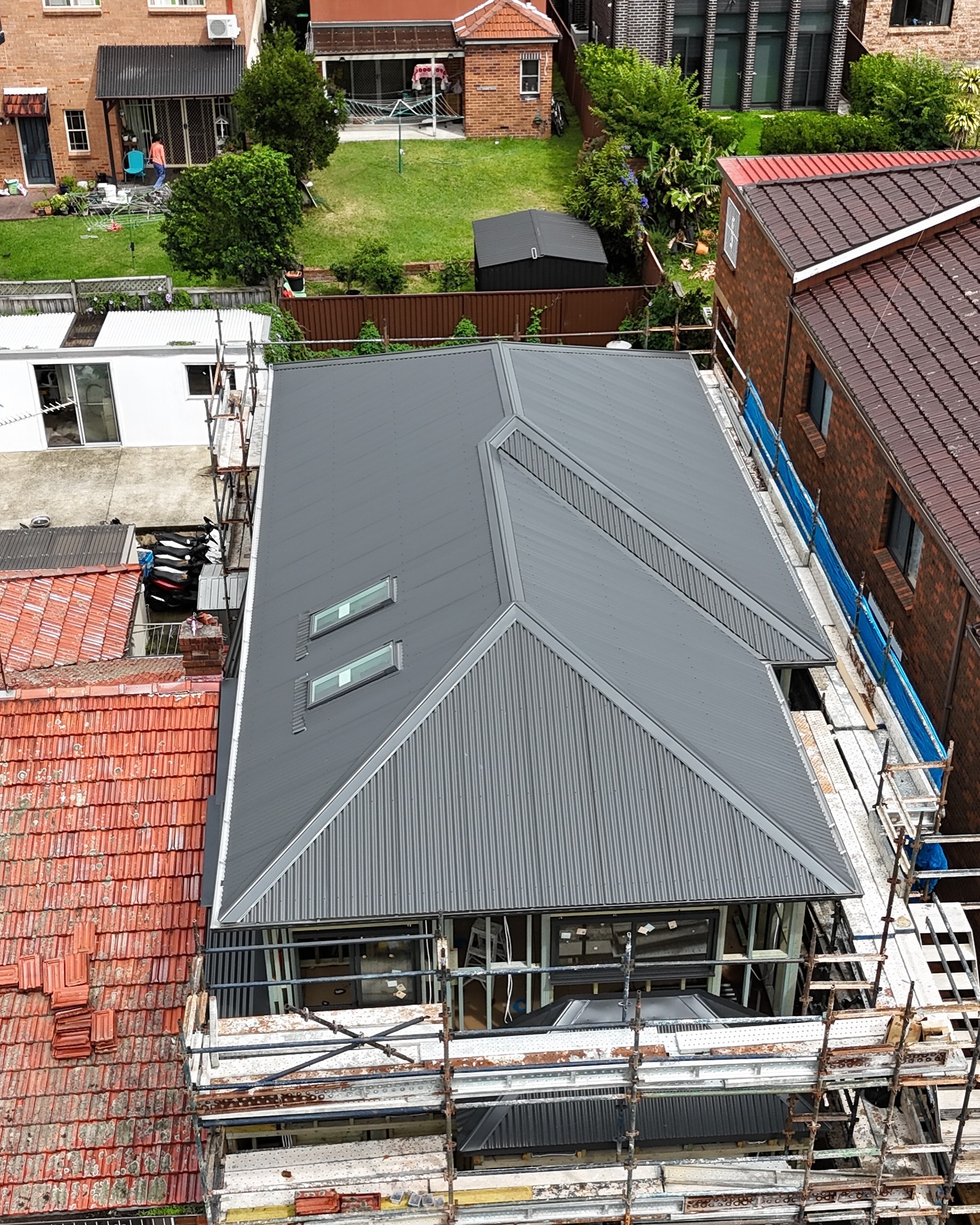 What a journey! π§πͺπ» Watch as this roof went from a work-in-progress to a work of art. Swipe to see the transformation and the hard work that brought it all together! π π₯#RoofingLife #Transformation #Teamwork
