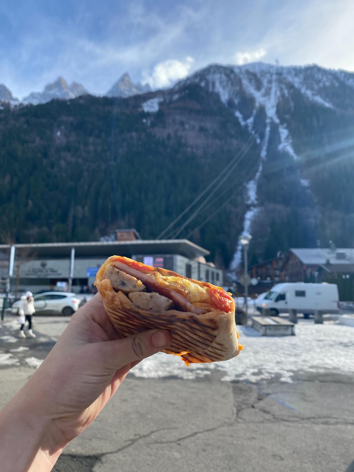 Fuelling up ahead of Aiguille du Midi missions 🌯🏔️❄️
#aiguilledumidi #chamonix #breakfastburrito #mountainfuel #cafebluebird