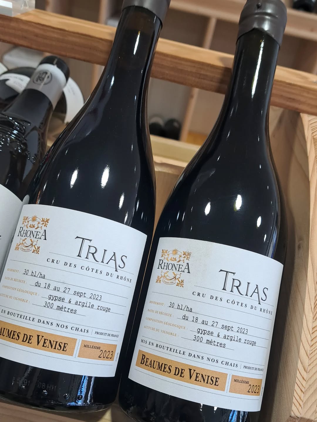| Vallée-du-Rhône |
📢 Nouveauté ! Beaumes-de-Venise fait son entrée à la boutique avec le parcellaire "Trias" de la cave Rhonéa 🍷
Un assemblage 65% Grenache, 30% Syrah, 5% Mourvèdre 🍇 Élevage en demi-muids pendant 12 mois pour 50% de l'assemblage.
C'est une cuvée charnue et gourmande, sur des arômes de cerise à l'eau-de-vie, de cuir et des notes de sous-bois.
Accords gourmands 🍴
Viandes rouges grillées
Risotto aux champignons
Fromages affinés
Dessert au chocolat