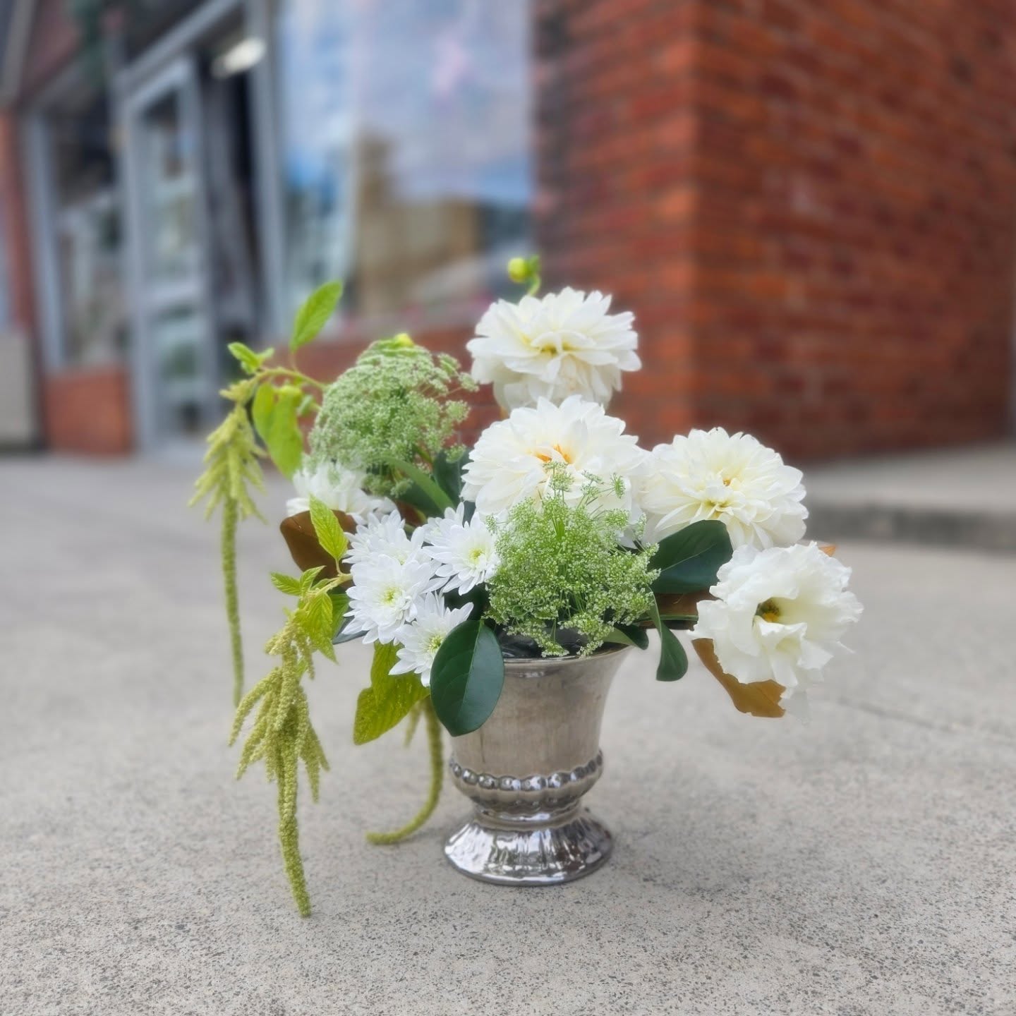Love, laughter, and celebrating the good times 🥂 Congratulations Samuel and Imogen 🤍🤍
#engagementparty #tablecentrepiece #whiteandgreenflowers #purelove