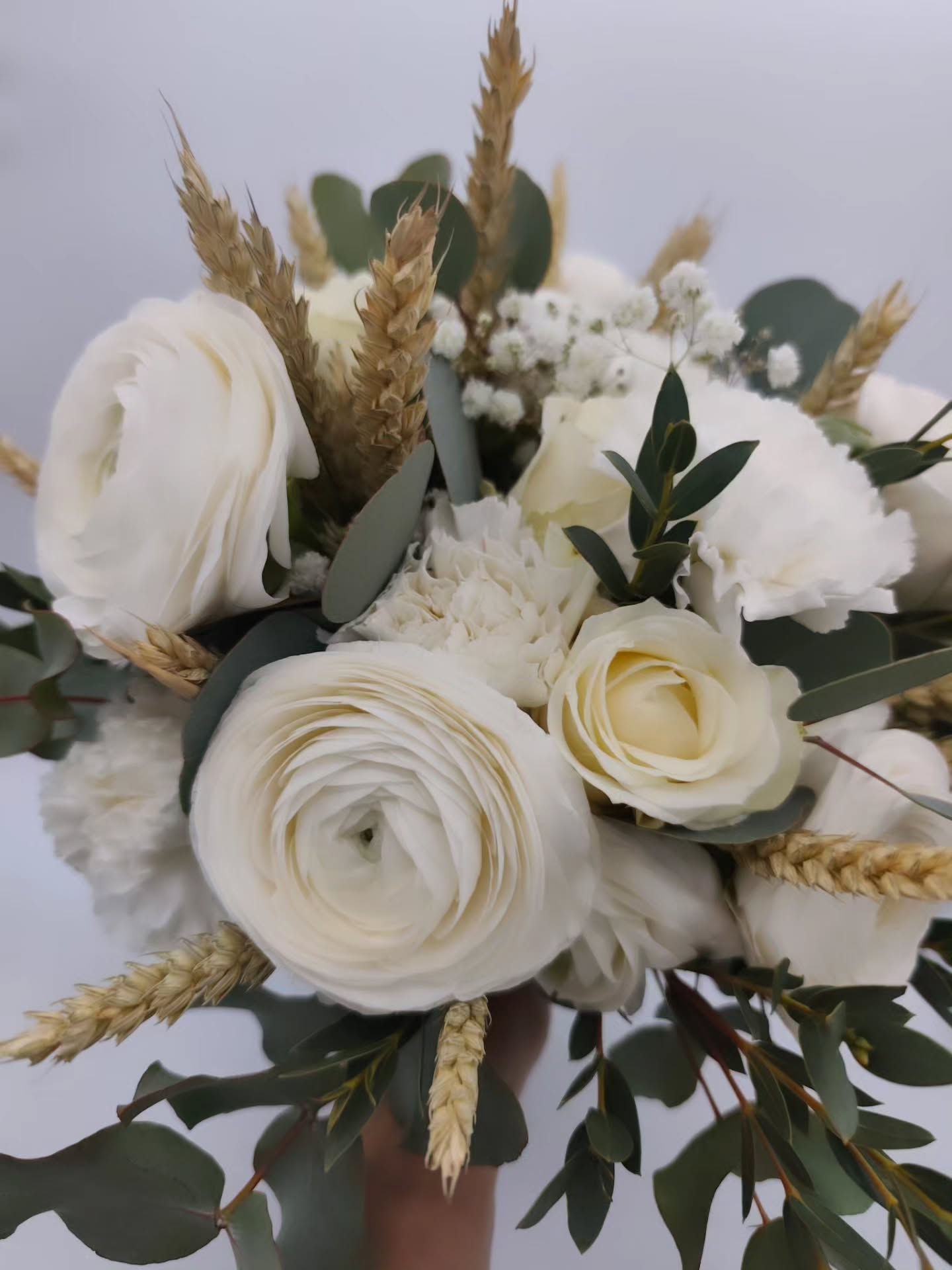 💚 Wedding day du 21-03 💚 number 1
C'est avec plaisir que je vous partage la déco d'Amandine et Robin, fraîchement mariés ce samedi !
Un grand merci pour leur confiance depuis notre 1er devis jusqu'au jour J.
Nous avons réalisé :
- bouquet de la mariée
- bouquet de petite fille
- bouquets pour la voiture
- bocaux fleuris pour les tables et la déco
- cercle personnalisé pour la table des mariés et comme souvenir
Un beau mélange autour de la renoncule blanche qui était vraiment d'une splendeur sans nom.
Hâte de voir les photos de @cindyreynaudphotographe
A suivre, le 2eme mariage de ce week end 🫶
#mariage2026
#weddingflowers
#fleurs
#mariage
#fleuristemariage