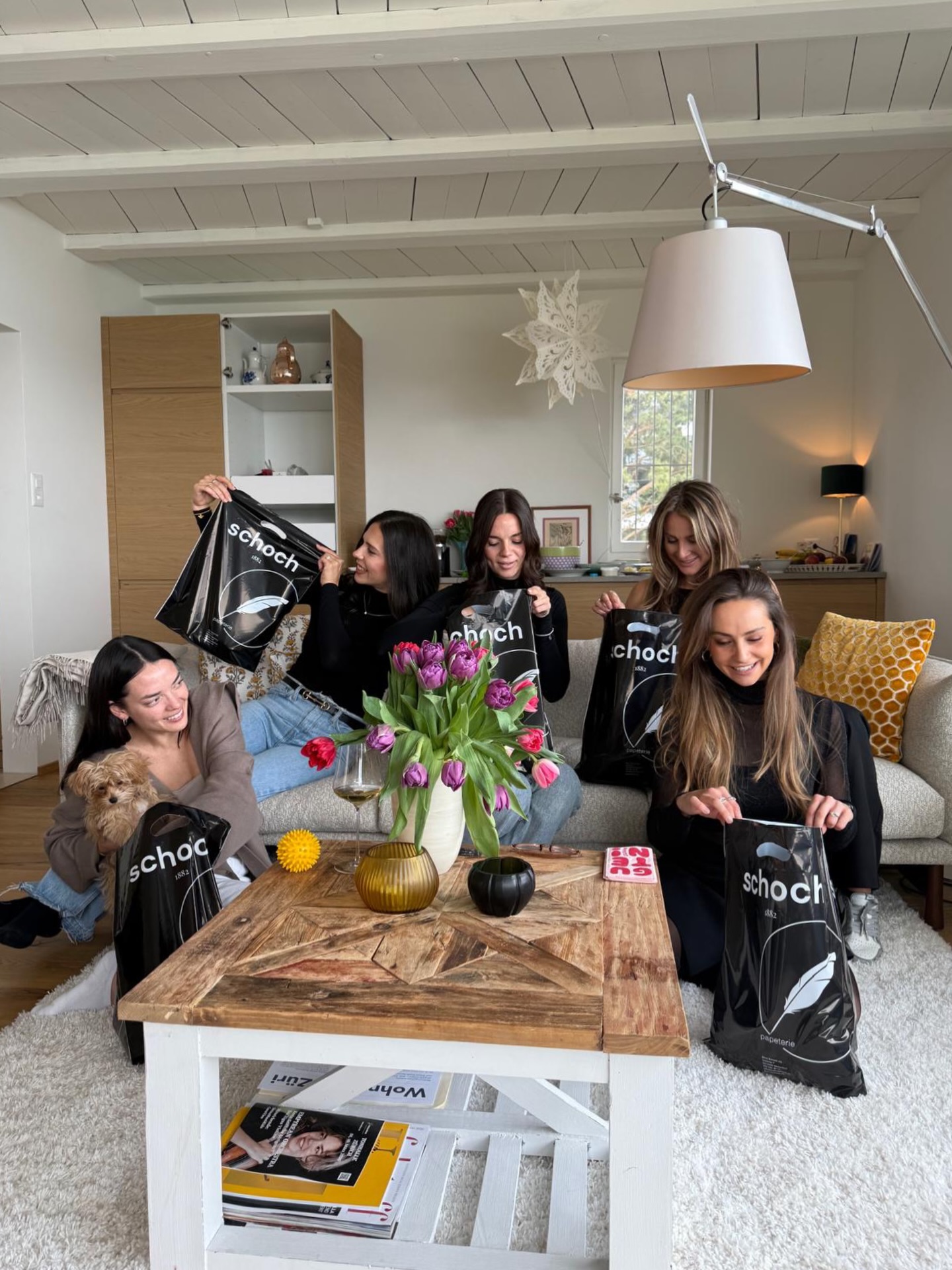 ✨ Unsere Einkaufstaschen im neuen Look ✨
Unsere neuen Einkaufstaschen sind da – und wurden direkt ausgeführt 💛
Mit dabei: 5 Girls und jede Menge Inspiration.
In den Taschen? Eine liebevoll zusammengestellte Auswahl unserer schönsten Papeterie-Artikeln – perfekt zum Verschenken oder selbst Behalten. 🎁📓
Wir sind ganz verliebt in unser Rebranding… was meint ihr? 🛍️
#PapeterieSchoch #Winterthur #Rebranding #PapeterieLiebe #ShopLocal