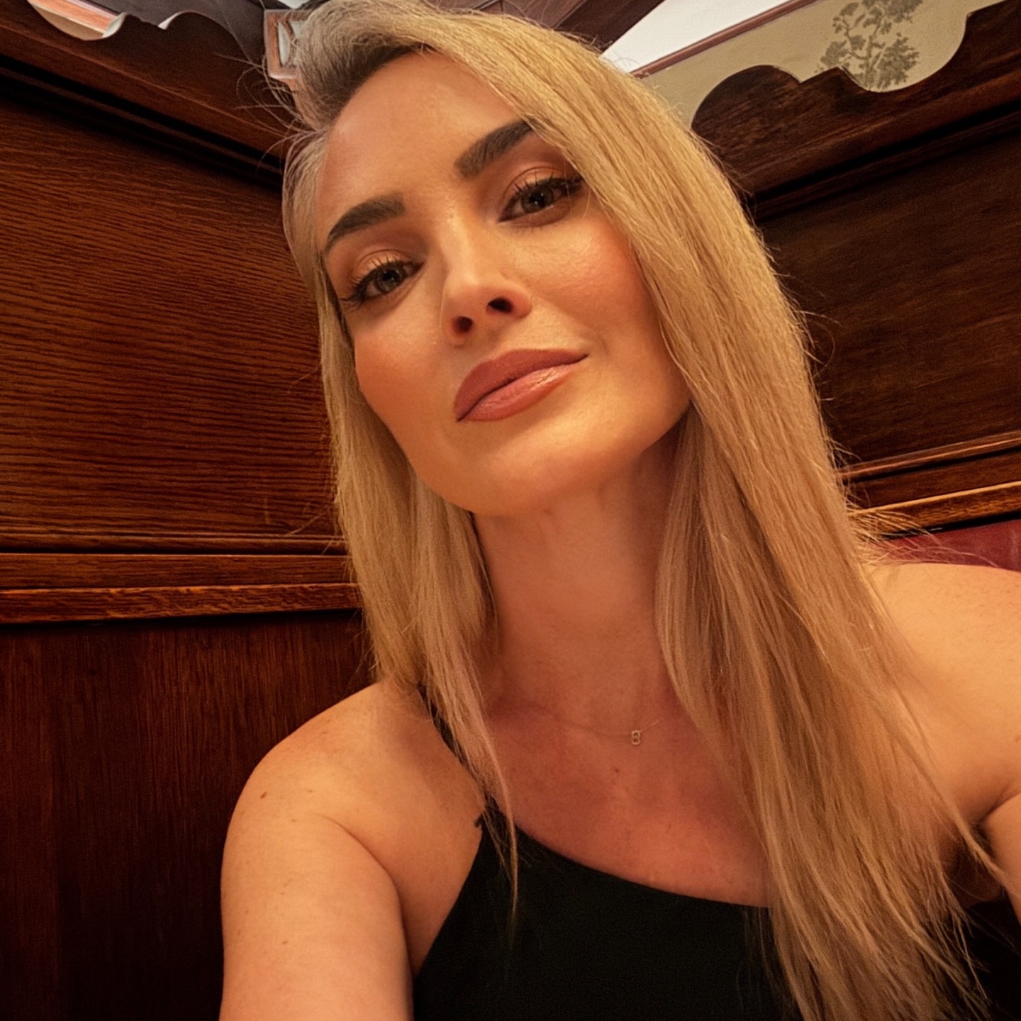 int. old hollywood — night
where stories begin
#onceuponatimeinhollywood #losangeles #hollywoodnights #mussoandfrank #cinematic @mussoandfrankgrill