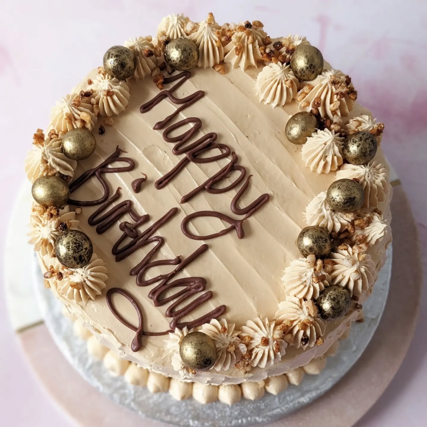 Chocolate, Hazelnut & Caramel Cake 🤭✨ Layers of Chocolate Sponge, Dulce De Leche, Caramel Swiss Meringue Buttercream, with Candied Roasted Hazelnuts & Dark Chocolate Decorations #happyfriday
#prismbakes #prismbakescakes #birthdaycake #harrowbaker #bakergram #cakecakecake #cakesofinstagram #cakedecorating #swissmeringuebuttercream
