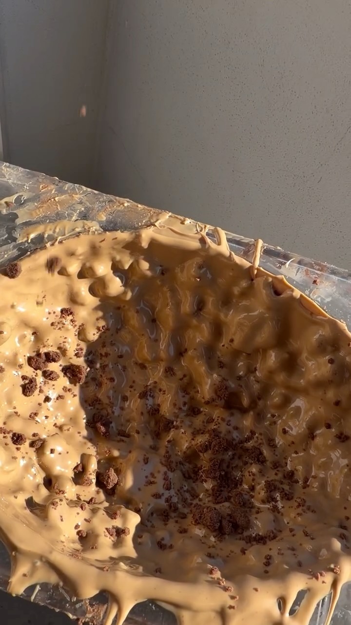 🍫 Da cinque anni è quello che tutti vogliono. Oggi vi faccio vedere come nasce, dal laboratorio alla vostra tavola.
Un appuntamento che si rinnova, una tradizione che emoziona, un dettaglio che fa la differenza ✍️
Ti aspettiamo in Pasticceria o sul nostro shop online 💛
#pasticceriabenito #pasqua #uovodipasqua