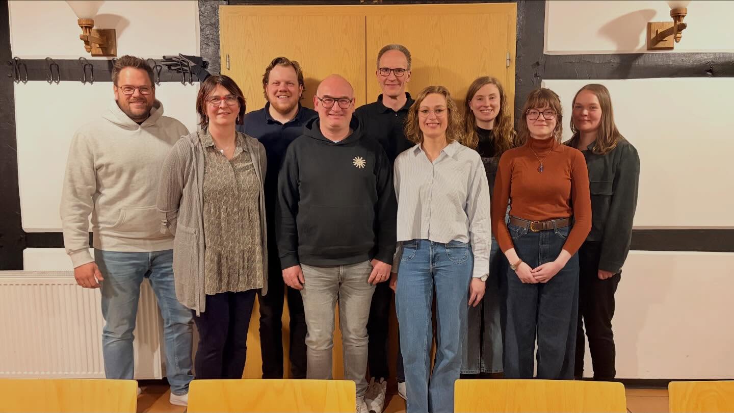 Generalversammlung 2026:
Wir haben das alte Jahr Revue passieren lassen und voller Erwartungen auf das neue Jahr geschaut.
Wir freuen uns über drei Neuaufnahmen, die das Orchester verstärken 🎷🥁🪈
Bei den Vorstandswahlen wurde Jan als Kassier wieder gewählt und beim Posten des 2. Vorstitzenden wurde der Staffelstab von Jens an Sophia übergeben. Vielen Dank an Jens für dein Engagement in den letzten Jahren! 🥳👍🏻