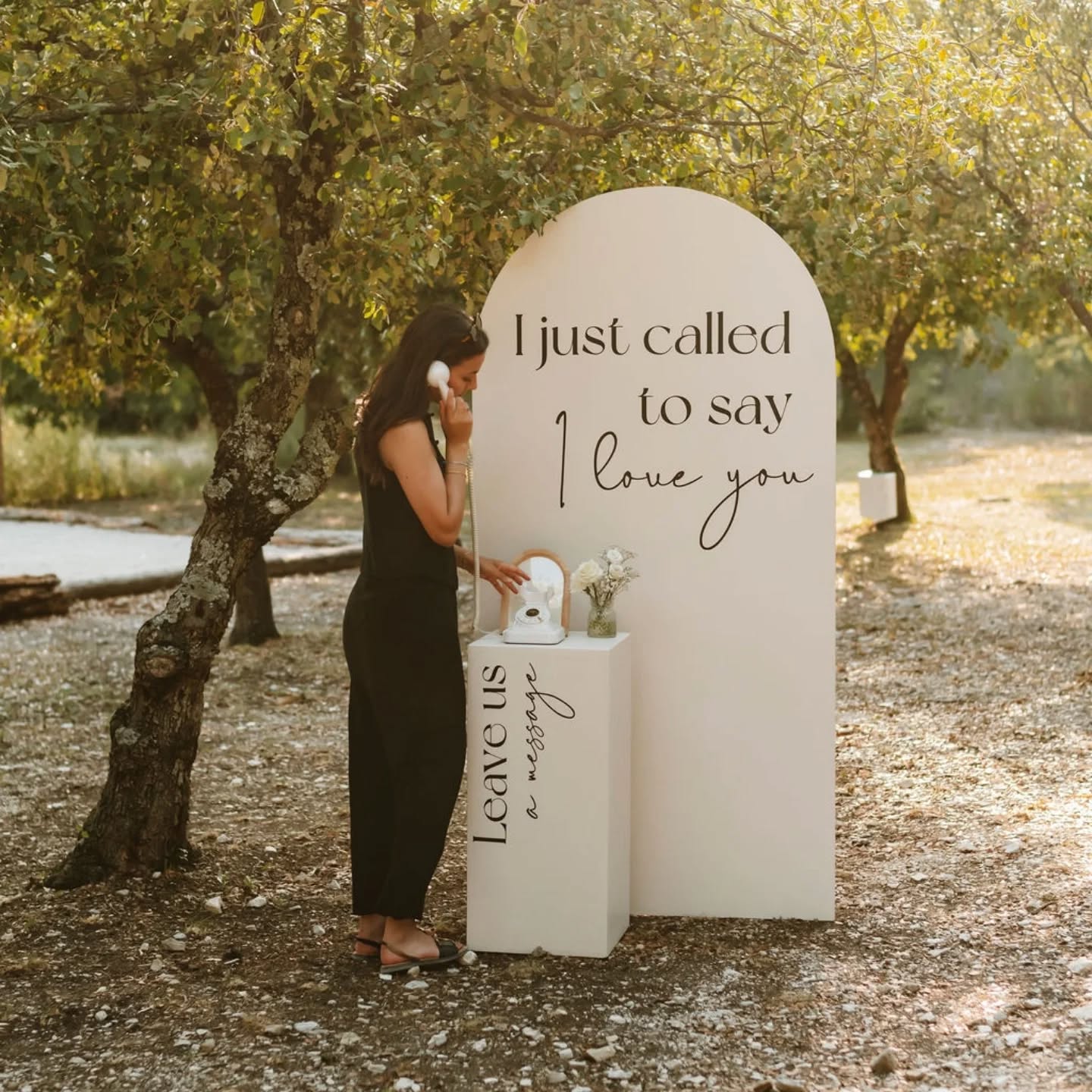 ☀️ M & D ☀️
09.08.2025
L'originalité dans la simplicité ✨️
@masdeflorette
@homesweetevent_collection
@pistouetromarintraiteur
@caravanepalace_events
@_aelle
#fleuristeevenementiel #fleursmariage #mariageenprovence #weddingprovence #weddingsouthoffrance