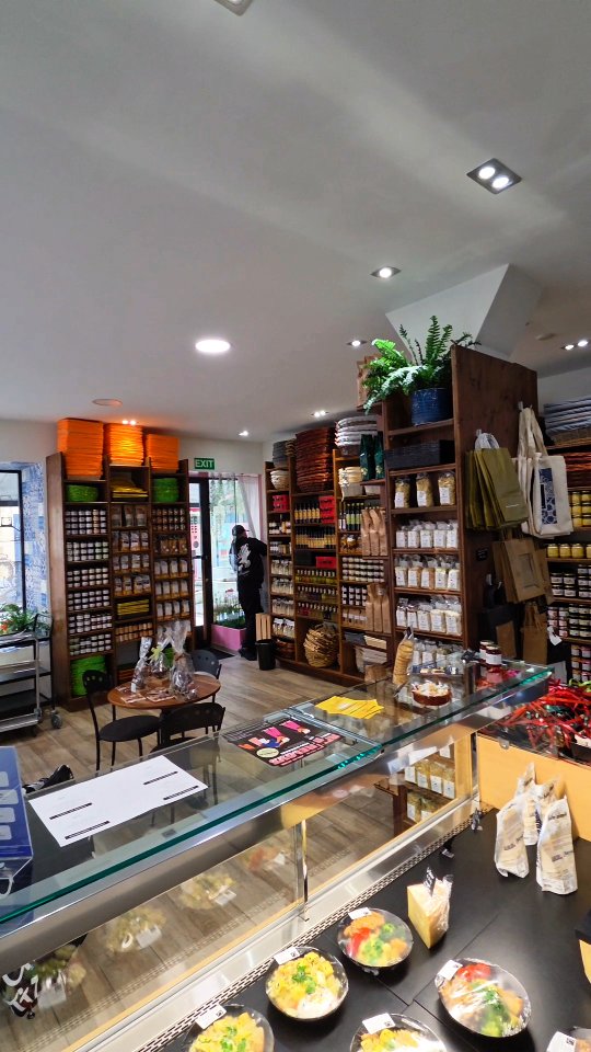 Chez Panier Gourmand – Neuchâtel, chaque produit raconte quelque chose… et parfois, ça commence comme une blague, mais ça finit en obsession.
🧺 Des produits du terroir soigneusement sélectionnés
🍯 Des saveurs authentiques, locales, sans compromis
🍋 Des liqueurs artisanales qui marquent dès la première goutte
🎁 Des paniers pensés pour offrir… ou pour garder.
Et puis au milieu de tout ça…
la suite de notre épisode du fer à repasser.
Oui, parce qu’ici, on aime lisser les détails, peaufiner chaque composition, jusqu’à ce que tout soit parfait.
Pas un pli, pas une erreur, juste du goût brut et maîtrisé.
🔥 La suite arrive bientôt… le fer est toujours chaud.
#PanierGourmand #Neuchatel #Terroir #Gourmandise #ProduitsLocaux