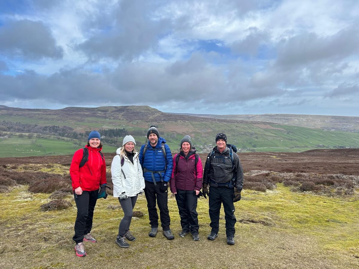 Four seasons in one day today! 🥶🌬️
Bitter cold, wind… and just when you thought it was done, a full 20-minute snow/hail blizzard to finish! (I promise spring is here) ❄️
📍Reeth and Grinton - 11 miles and 1700ft ascent
Thank you to @abiigaillouise for leading today
@yorkshiredales
Lots of events on for April, check them out
https://www.yorkietalkies.co.uk/events-yto
#getoutside #guidedwalk #YTO #yorkshiredales