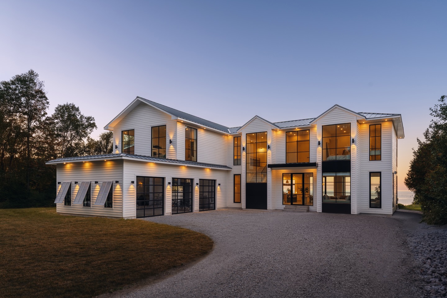 Step inside this custom-built modern Beach House on Georgian Bay.
#customhome #gerogianbay #dreamhome
This build is spectacular, and offers several unique features including a pass-through serving bar, an outdoor living space, floor to ceiling windows to bring the outdoors in, a built in window nook, a fully equipped gym, and so much more!
This custom-built home is the ultimate beach life retreat!
Follow @pattymacbuilt for more home & cottage inspiration!
Follow @spencerdouglasmuskoka for more design content and inspiration.
.
.
.
The team involved:
Construction by @pattymacbuilt
Design by @spencerdouglasmuskoka
Photos by @thestudiorh // @anna.derzhanovska
EPDM for Decking: @advancedroofing_sheetmetal
HVAC: @affordablecomfort
ACM: @buildskyinc
Bahama Shutters, Powder room: @canadacustomshutters
Material for Wine Cellar, Cape Cod: @centurymilllumber
Framing Material, Interior & Exterior Material: @collingwoodhomehardware
Plumbing: @currentplumbing
Stair Case, Railing for Catwalk: @greywoodcustom
Tile Install: @mcmdlusso
Millwork: @xtreme_kitchens_and_closets
Microcement: @prometheanstructures