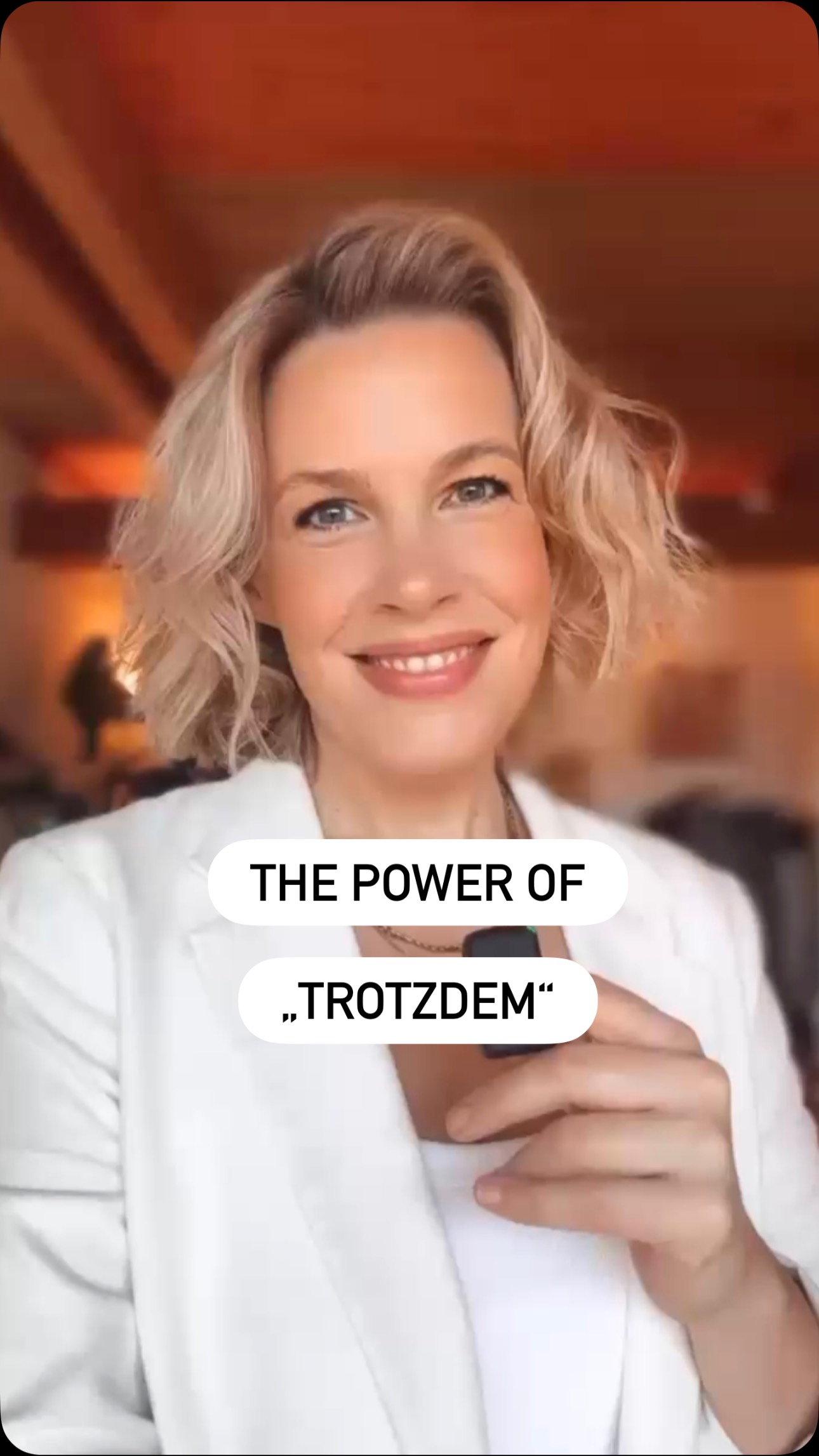 Ein kraftvolles Wort, was mir in den letzten Jahren wirklich geholfen hat, meinen Weg zu gehen, ist: TROTZDEM.
Dein Umfeld zweifelt, ob das richtig ist?
Du hast Angst vor dem nächsten Schritt?
Du merkst, wie laut die Stimmen im Außen werden… und im Innen manchmal auch?
Mach es TROTZDEM.
Ich bin so oft losgegangen, ohne dass ich sicher war.
Ich hatte keine Garantie. Keinen fertigen Plan.
Nur dieses leise Gefühl: da ist etwas, das will in die Welt.
Und ganz ehrlich?
Die Zweifel sind nie komplett weg.
Die Angst meldet sich immer mal wieder.
Aber ich lasse mich nicht mehr blockieren.
Was immer hilft:
Trotzdem weitergehen.
Trotzdem vertrauen.
Trotzdem deiner Intuition folgen.
Nicht, weil es leicht ist.
Sondern weil es darum geht unsere „Musik“ in die Welt zu bringen unsere Magie und unsere Vision.
Und vielleicht ist genau das der Unterschied:
Du wartest nicht mehr, bis es sich sicher anfühlt.
Du gehst. Trotzdem.
Du bist nicht alleine. Wir alle bewegen uns in Bereiche in denen wir noch nie waren.
Du bist genau richtig da wo du gerade bist.
Shine your light & go after amazing.
Lotta
💫
#sichtbarkeit
#hamburg #personalbranding #neustart #businessmentor