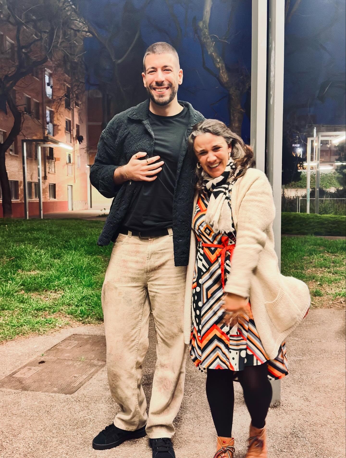 ¿Por qué nos quedamos con lo obvio? ¿Por qué no vamos más allá? ¿Cuándo dejamos de conectarnos?
Desde una pregunta en el metro a un desconocido, Edite inicia su sesión. El elemento que lo articula es simple, está en cada día de nuestra vida: preguntar. Y te dad cuenta de qué poco preguntas o qué mal lo haces. Y cuando no preguntas, te quedas con lo tuyo, con lo que ves o, concretamente, con lo que has llegado a ver. Hay mucho que nunca llegará a ti si no preguntas.
Gracias Edite por tu generosidad y por compartir profesión, porqué encontrarte compañeras como tú te alegra el viaje.
Una imagen del Taller de Expandir Horizontes junto a @edite_amorim_thinkingbig para @programavitamina_