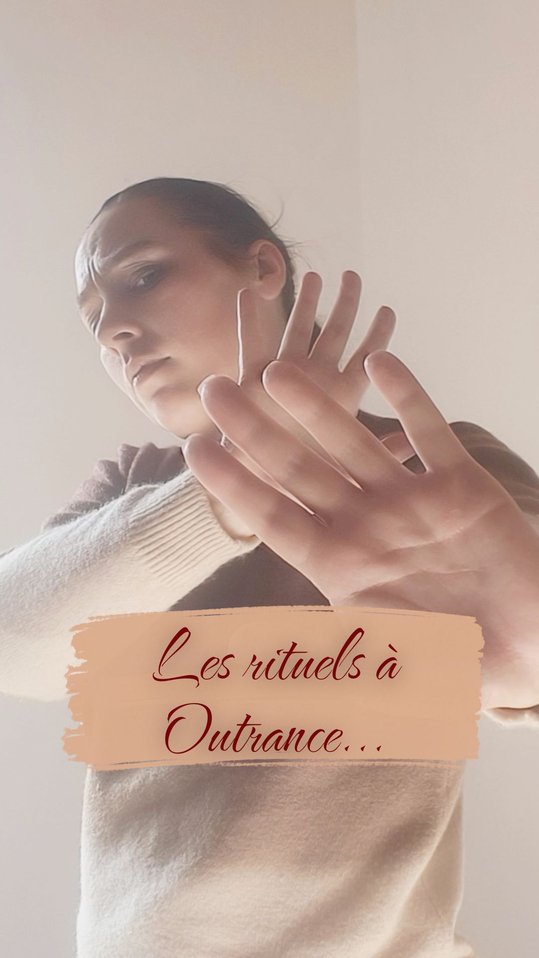 Une autre erreur courante : les rituels à outrance. 🤔✨
Le matin : nettoyage sous la douche, chargement du bijou en talisman contre les émotions négatives, gris-gris dans la poche ou le sac « au cas où » une malédiction ou de la magie noire surviendrait.
Le midi : gros nettoyage, restructuration des protections, toucher le bijou, taper dans les mains, densifier l’énergie au moindre ressenti.
Le soir : tout recommencer.
La maison nettoyée énergétiquement tous les jours, sans relâche.
Cela ne sert à rien.
C’est comme se brosser les dents toutes les dix minutes : cela ne renforce pas, cela use et alimente l’anxiété.
Derrière cette surenchère se cache souvent une peur profonde : « Et s’il arrivait quelque chose que je ne sache pas gérer ? »
Ayez confiance en vous.
Votre énergie est compétente : elle sait percevoir, réagir, se préserver naturellement face aux attaques ou aux intrusions.
✨ Gardez éventuellement de petits réflexes simples quand un ressenti fort arrive — un geste conscient, une respiration, une intention brève — pour ne pas laisser l’énergie s’accrocher
✨ Mais la multiplication obsessionnelle des rituels crée plus de fragilité qu’elle n’en enlève
Revenez à la simplicité, à la fluidité, à la confiance en votre propre souveraineté vibratoire. C’est là que réside la vraie protection. 💫
Cette surprotection vous parle-t-elle ? Avez-vous déjà ressenti que trop de rituels vous épuisait plus qu’autre chose ? Partagez vos réflexions en commentaire, je vous lis avec la plus grande attention. 👇❤️
#mediumnite #spiritualite #developpementpersonnel #eveilspirituel #berengeremusard