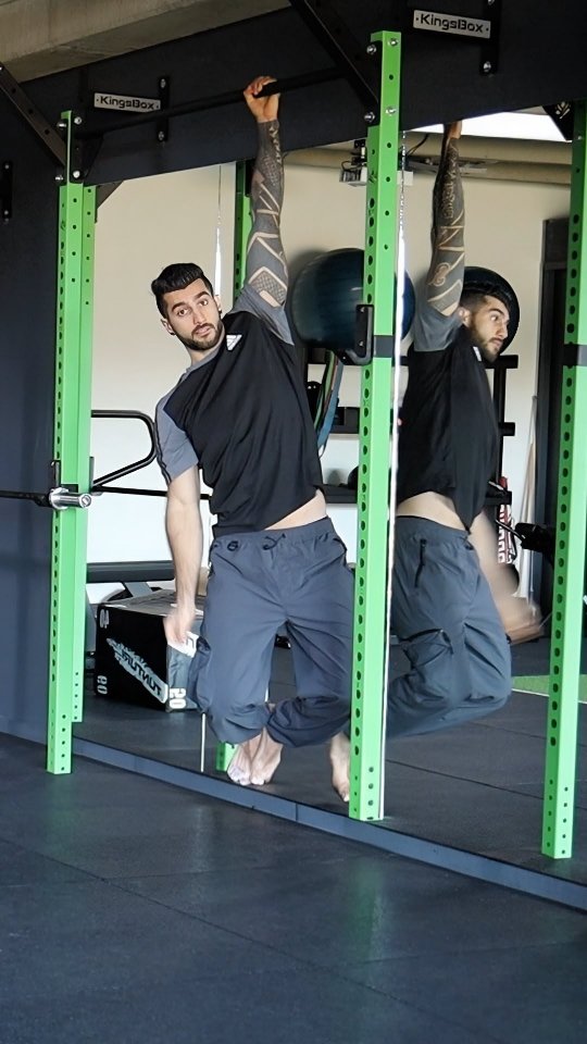 Krachttraining Helpt ook Vet Verbranding!�
Krachttraining is niet alleen voor het opbouwen van spieren, het is ook een van de meest effectieve manieren om vet te verbranden! ��
Door regelmatig krachttraining te doen, kun je je stofwisseling verhogen, spieren versterken en vet verliezen zelfs wanneer je niet aan het trainen bent.�
▪︎ Verhoogt je metabolisme dus je verbrandt meer calorieën, zelfs in rust �
▪︎ Bouwt spiermassa dus meer spieren betekent een hoger calorieverbruik �
▪︎ Verhoogt vetverbranding door intensieve krachtbewegingen �
▪︎ Verbeterd herstel dus je lichaam blijft vet verbranden zelfs na de training �
▪︎ Versterkt het lichaam dus je verhoogt je kracht en prestaties in het dagelijks leven ��
☆ Combineer krachttraining met cardio en een gezond dieet voor de beste vetverbrandingsresultaten!�
Woon je in Amsterdam Noord en wil je beginnen met krachttraining voor vetverlies en kracht? ��
Kom langs bij Original Physic voor persoonlijke begeleiding en advies!�
📍 Original Physic - Gedempt Hamerkanaal 10, 1021 KM Amsterdam�
🔗 Meer info & training boeken → www.kebkokabakibi.com & www.originalphysic.nl
#KrachttrainingEnVetverbranding #PersonalTrainerAmsterdam #AmsterdamNoord #OriginalPhysic #KrachtEnKonditie