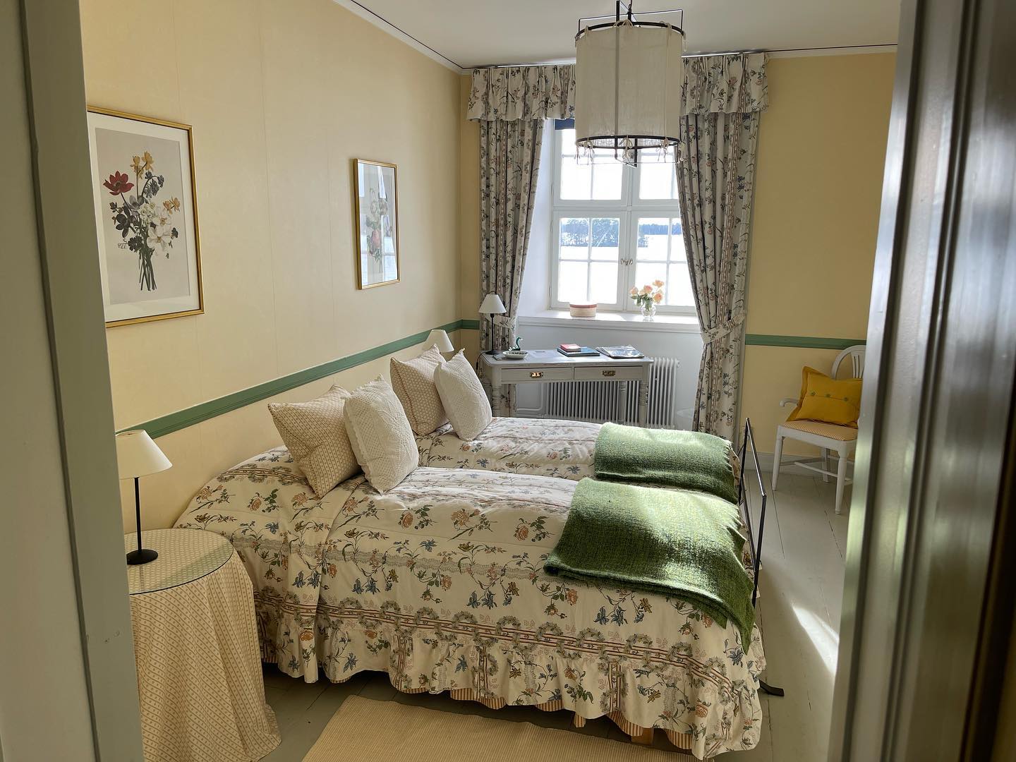 Vi har plats för 50 övernattande gäster i Slottet och gästflygeln. Det finns också en privat bröllopssvit . 🗝️