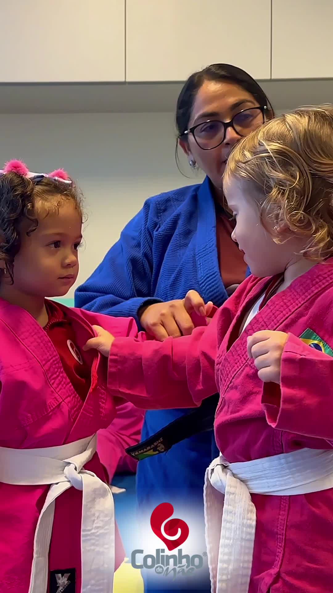 Fazer judô vai muito além de aprender a lutar. 🥋
Na prática, as crianças desenvolvem disciplina, respeito, foco e autocontrole — valores que levam para a vida toda.
Além disso, o judô contribui para a coordenação motora, equilíbrio, concentração e confiança.
É sobre formar não só habilidades, mas também caráter. ✨
Na Colinho de Mãe, cada atividade tem propósito e faz parte do desenvolvimento integral dos nossos alunos.
Quer conhecer nossa proposta?
Agende uma visita.
🏫 Creche Escola Colinho de Mãe
👶 Educação Infantil
📍 Quadra 08, Conjunto F, Lote 47, Sobradinho/DF
📲 WhatsApp: (61) 99147-5825