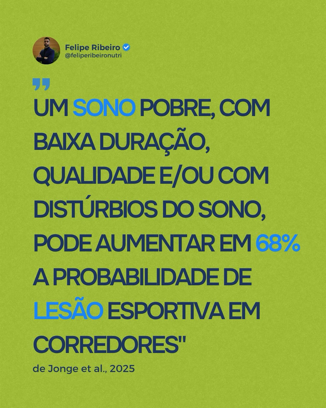 Um estudo feito com corredores recreacionais buscou analisar o padrão do sono para prever lesões associadas ao esporte, e trouxe alguns resultados interessantes.
Vários componentes são usados como indicadores da qualidade geral do sono (também chamada de “saúde do sono”), como a duração total do sono, o horário de dormir, a qualidade do sono (satisfação), a latência do sono, a eficiência do sono, o estado de alerta (ou sonolência) e o ambiente de sono. Há literatura que indica que latências de sono mais curtas, menos despertares noturnos, menor tempo acordado entre o início e o fim do sono, duração suficiente do sono e maior eficiência do sono, são indicadores-chave de melhor qualidade do sono. E o que trouxe este novo estudo?
Este novo estudo analisou o perfil de 425 corredores amadores com base em seus hábitos de sono, incluindo: Duração do sono; Qualidade do sono; Problemas de sono. Foram investigadas associações com histórico de lesões, volume de treinamento, entre outros aspectos.
Os corredores foram categorizados em 4 perfis de sono:
- Sono regular
- Sono pobre
- Sono eficiente
- Sono fragmentado
Os corredores com sono pobre, apresentaram duração do sono abaixo da média, baixa qualidade do sono e mais distúrbios de sono, o que contribuiu para uma probabilidade significativamente maior de lesões esportivas, com 68% de probabilidade.
Mandei o link do artigo completo no Beyond the Carbs. Já adianto que lesões são multifatoriais, mas será que o sono “pobre” não está contribuindo? E eu sei que nós sempre buscamos as melhores estratégias dietéticas e de suplementação, mas e o sono do paciente, o paciente e nós estamos dando a devida atenção?
Dormir bem como parte da rotina, é fundamental para um atleta evoluir, ser saudável e longevo (do amador ao profissional)!
Referência: de Jonge, J.; Taris, T.W. Sleep Matters: Profiling Sleep Patterns to Predict Sports Injuries in Recreational Runners. Appl. Sci. 2025, 15, 10814