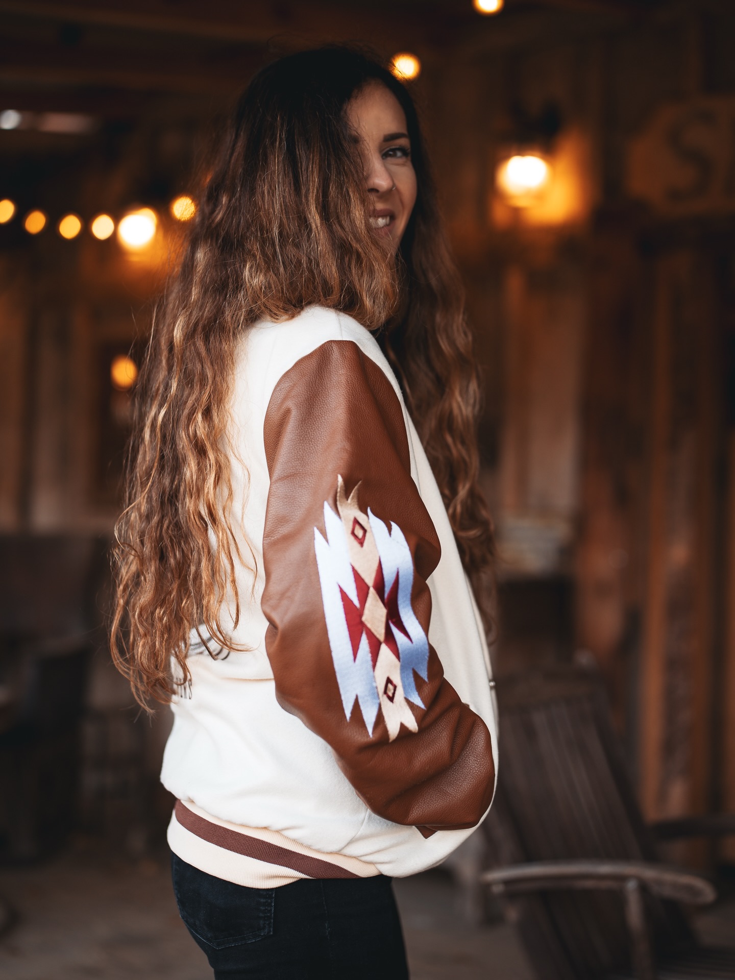 Le combo bonne humeur :
Retour des beaux jours et du printemps et surtout nos nouvelles pièces que vous avez déjà adoptées en masse 🥹🫶
Vous n’avez pas pu les louper, nos vestes de collège américaines revisitées à la « sauce Wild Whispers » avec une touche d’ethnique et d’aztèque évidemment !
Autant vous dire qu’on les a déjà emmenées dans chacune de nos virées pour chasser la golden hour 🌅
#veste #newin #spring #westernstyle