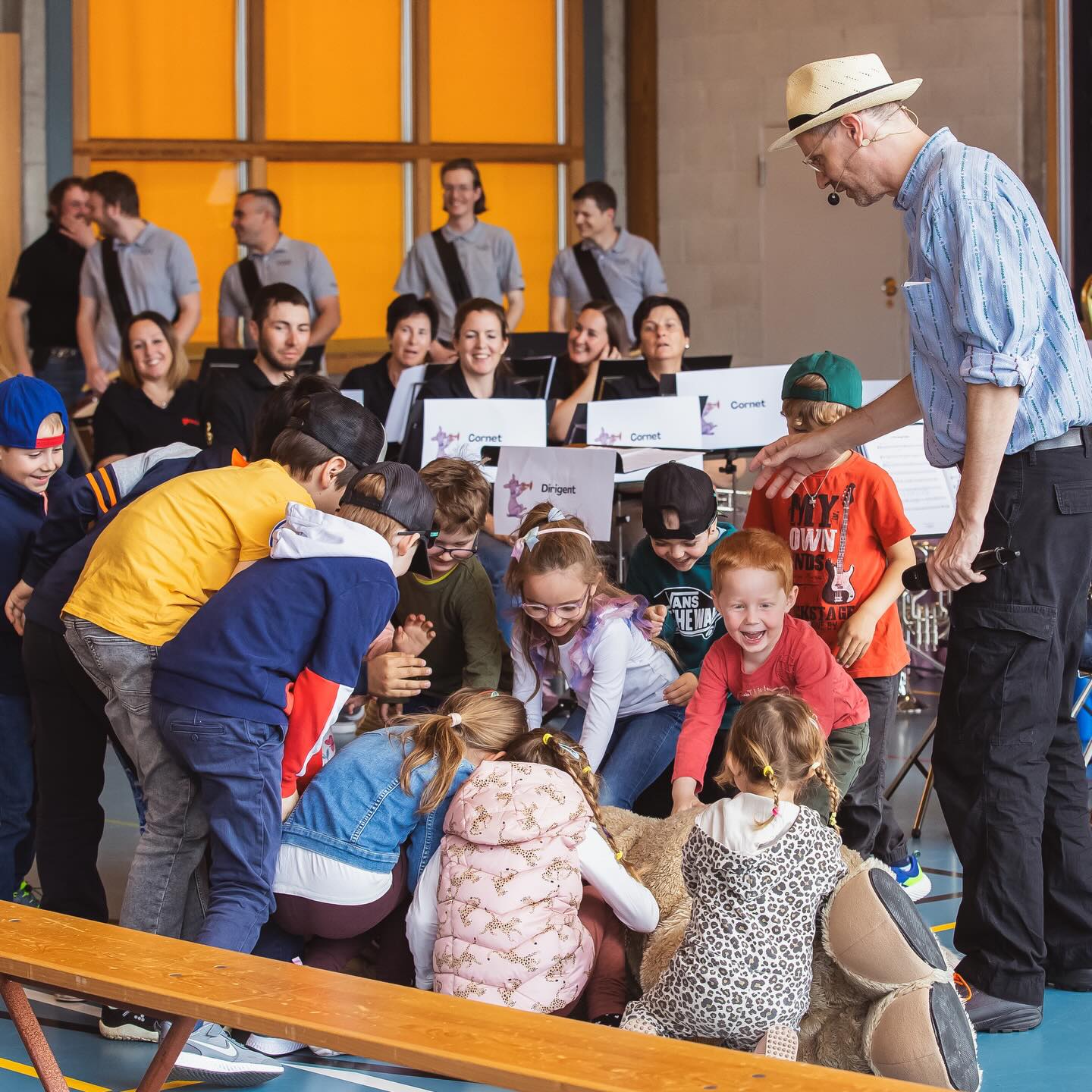 Ich wollte mich nur ganz kurz ausruhen…
…und dann waren plötzlich alle rundherum. 🐐😄
Still wird es mit mir selten.
📸: Katja Schnider
#Più #Gemeinschaft #Kinderkonzert #Musikverbindet #MusikErlebenFamilienkonzert