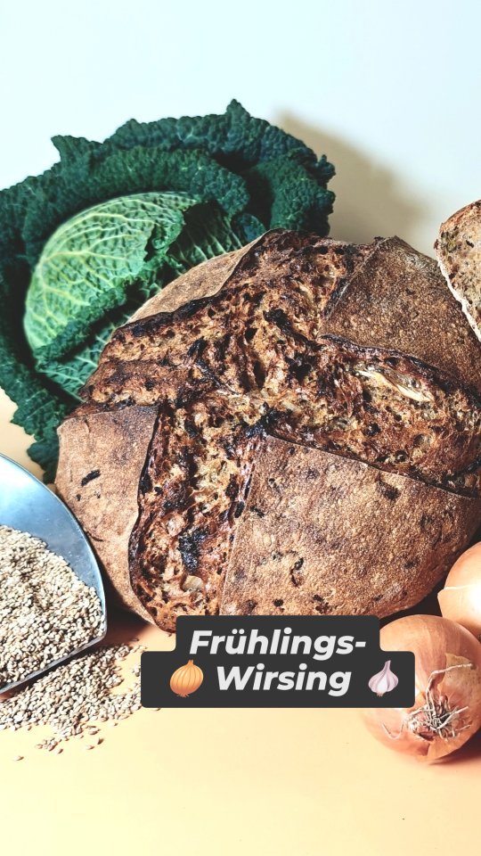 🥬🧄🧅 FRÜHLINGSWIRSING
Unser aktuelles saisonales Sauerteigbrot
✨ Wie immer gut verdaulich, weil ohne Hefe
Passt super zu Ei 🍳 und anderem herzhaftem Belag 🥪
#sourdough
#berlinfood
#handwerk