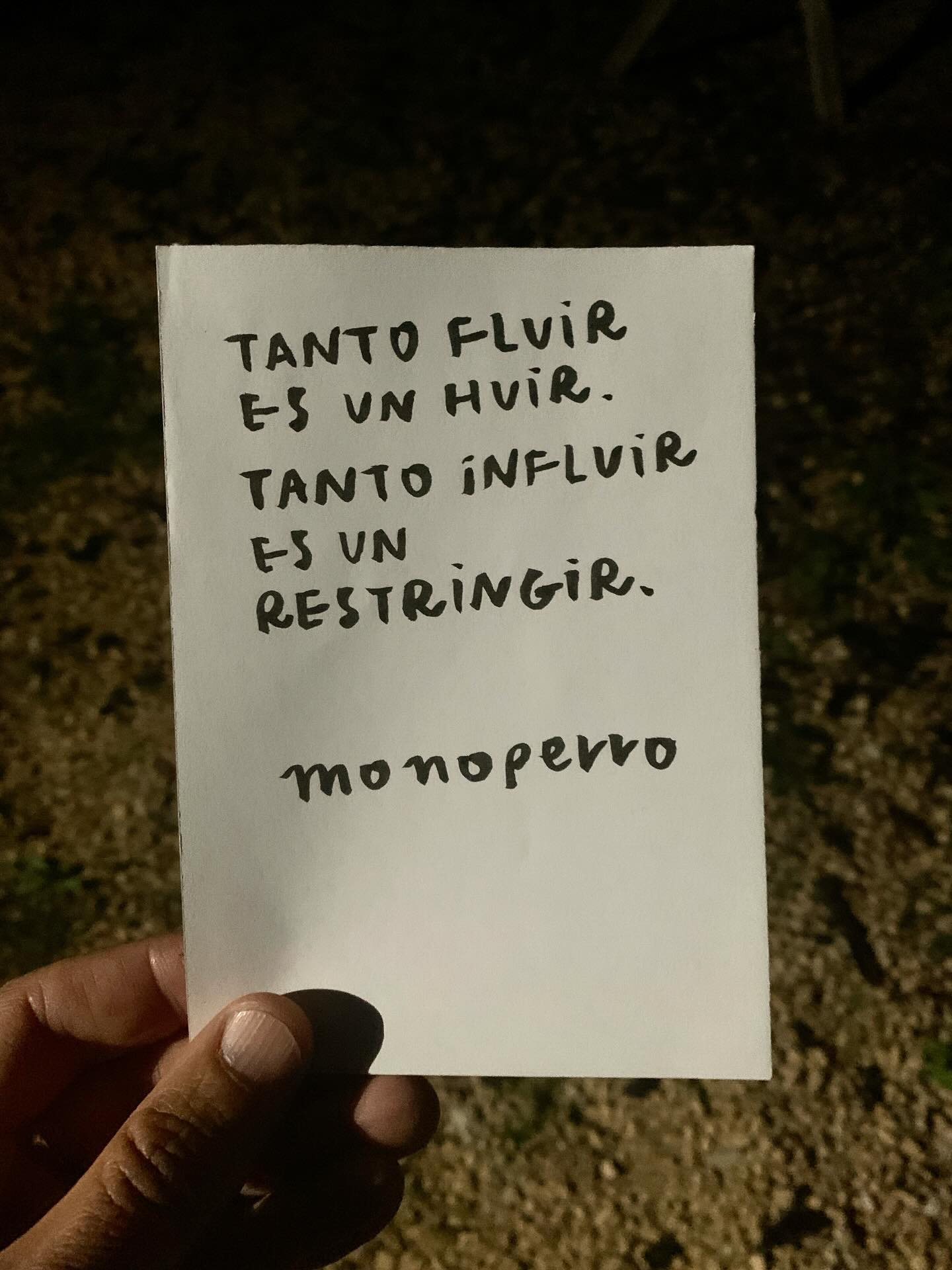 Tanto fluir
es un huir.
Tanto influir
es un restringir.
#cancamusas
#elclubimperfecto
#ultralkymia