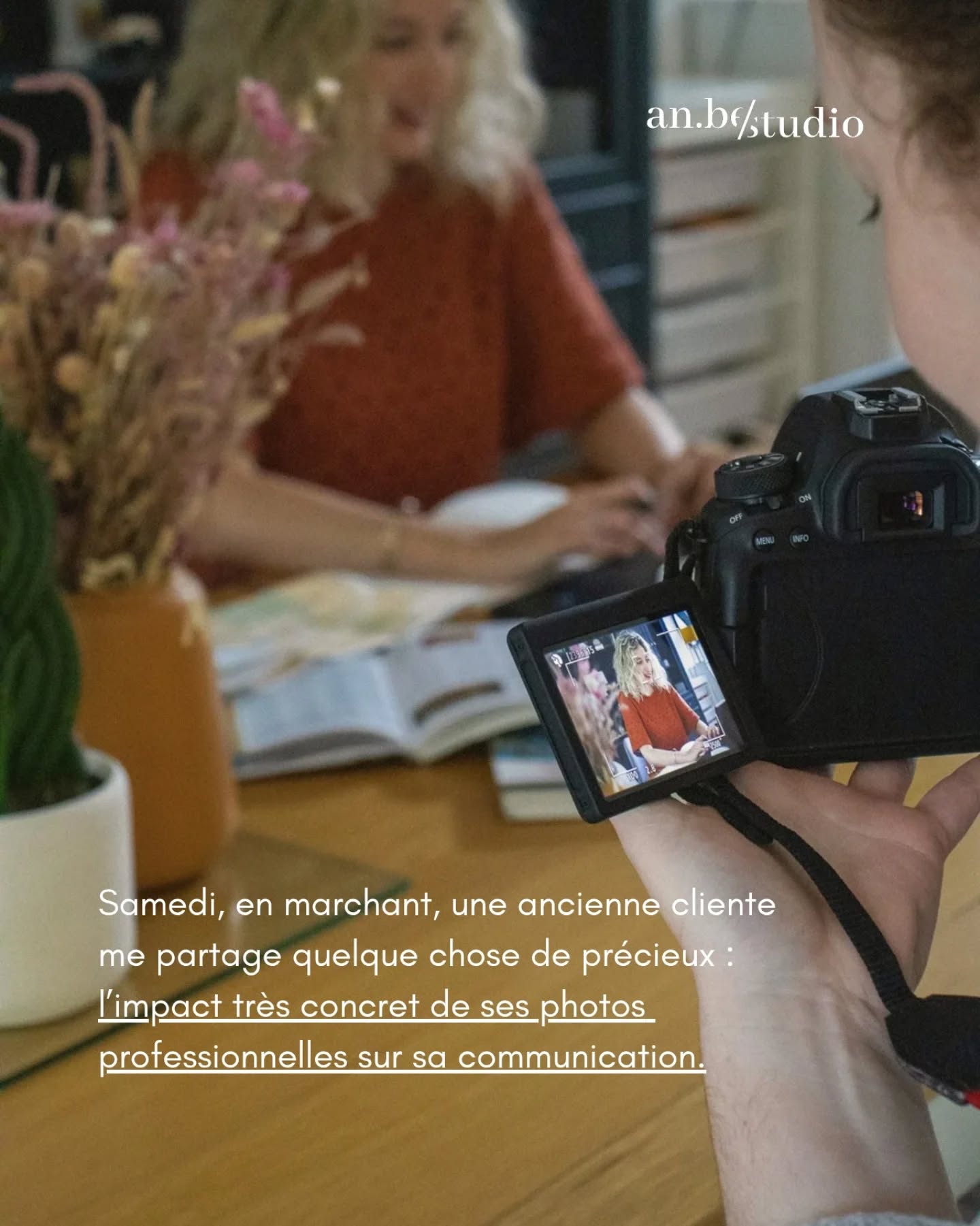 • parce qu'on me demande régulièrement si j'ai des retours sur l'impact d'un shooting sur la communication de mes client.e.s.
Samedi, je participais à un événement où j'ai retrouvé @tiffanytartaglia_assistante notamment, et au cours de la marche, elle me partageait les réactions qu'elle reçoit quand elle poste sur ses réseaux avec des photographies réalisées ensemble.
Et elle n'est pas la première à me faire ce retour.
Je ne vous dirai jamais que vous ferez + 10 K de CA grâce à vos photographies. Seules, elles ne fonctionnent pas forcément. Mais quand elles sont incarnées, ancrées dans votre univers, alignées avec votre identité, votre message à transmettre, elle renforce votre discours. Et on le ressent.
📸 Photoreportage métier & direction artistique
→ Pour créer des images qui ont du sens et portent votre message.
***
Je m'appelle Alison et je suis photographe, vidéaste et directrice artistique 📷 🎬 💭 basée à Saint Malo, œuvrant partout où vos projets nous mènent.
Vous avez un projet personnel ou professionnel, vous avez besoin d'un fond photographique, d'un photoreportage, et de contenus pour souligner votre propos et marquer les esprits ?
Je vous accompagne dans votre image, en photographie et en mouvement aussi 🎬
💌 discutons de votre projet : contact@anbestudio.fr
• anbestudio.fr
***
ReportageMétier DirectionArtistique PhotographeCréatif ImageDeMarque SavoirFaire CommunicationAuthentique ArtisanatContemporain
En images : fond backstage avec @latelierdesvacances ( © Eleanore Chouin 📷 ) | p.3 : 1+4 : @tiffanytartaglia_assistante | 2 @tfrancisco.copywriter | 3 @marinebourgault | 5 @bienvenuepilates | 6 @opus.bzh