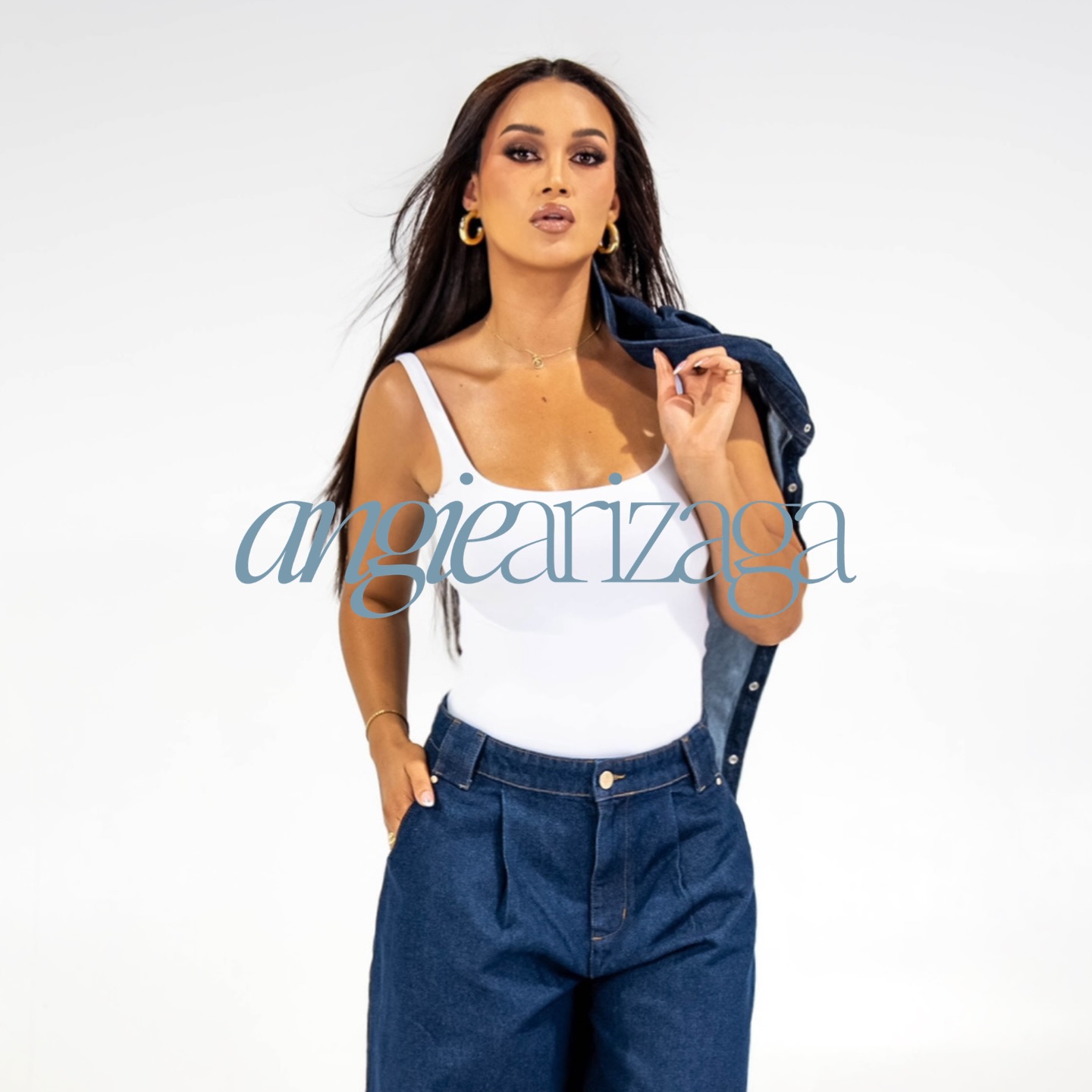 Branding
Angie Arizaga Jeans, una marca que nace desde la experiencia, la evolución y el deseo de construir algo propio.
Desde MANTERO desarrollamos una identidad que traduce esa transición: femenina, versátil y segura.
Un universo visual pensado para acompañar a distintas etapas de vida, donde el denim se convierte en un esencial con intención.
Más que una marca de jeans, una propuesta que entiende a su comunidad y se adapta a ella.
#ManteroPR #AngieArizagaJeans #Branding