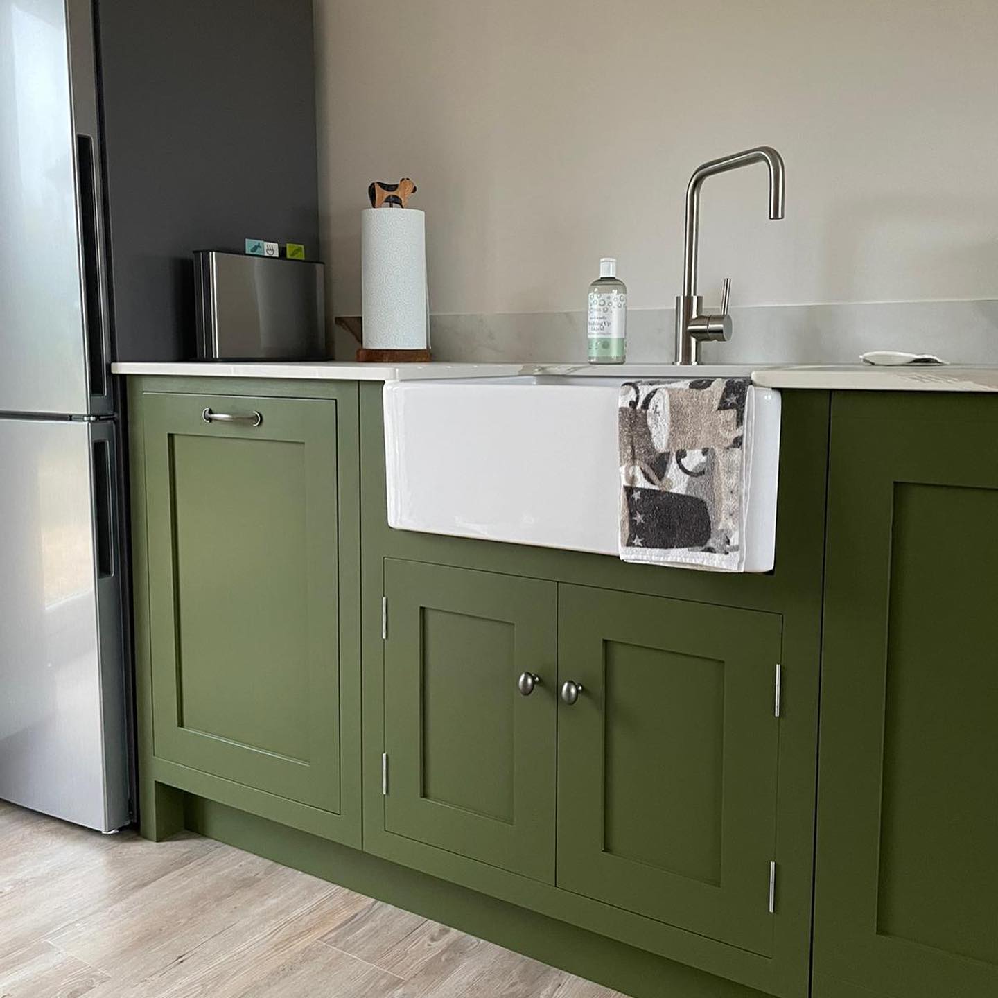 Couldn’t resist sharing some snaps of the most recent finished kitchen. Not masses of square footage, but clever single run of cupboards. The prettiest colour pallet is deep olive green, that gives a real warmth to this space! #jharriskitchens #handmadekitchens
