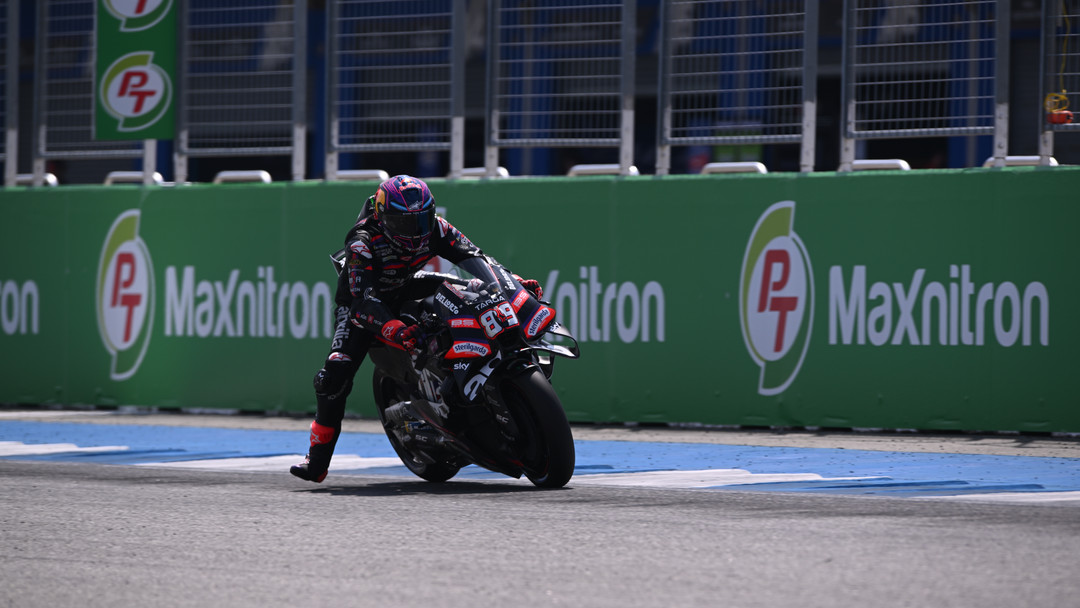 Race day at the MotoGP United States GP. The crowd is loud before the bikes even roll. If you could experience COTA from one place today, would you pick the start, the braking zone, or the final sector? Drop your answer and your winner below.
#GrandPrixGetaways #USGP #RaceDay #COTA #AustinTexas #MotoGP #Trackside #Motorsports #Motorcycles #UnitedStatesGP #Racing #Aprilia #Ducati