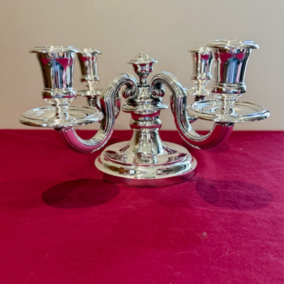 ❌vendu❌Sublime chandelier bas 4 feux en métal argenté , modèle ROUEN de la maison Christofle.
Hauteur : 17 cm
Largeur : 32 cm
Poids : 1 kg 400
Très bel état , le polissage lui à rendu toute sa brillance d’antan et facilitera son entretien.
Poinçon à la balance et marque Christofle sur la tranche de la base.
Un magnifique chandelier pour illuminer votre table .
#chandelier #christofle #argenterie #artdelatable #rouen