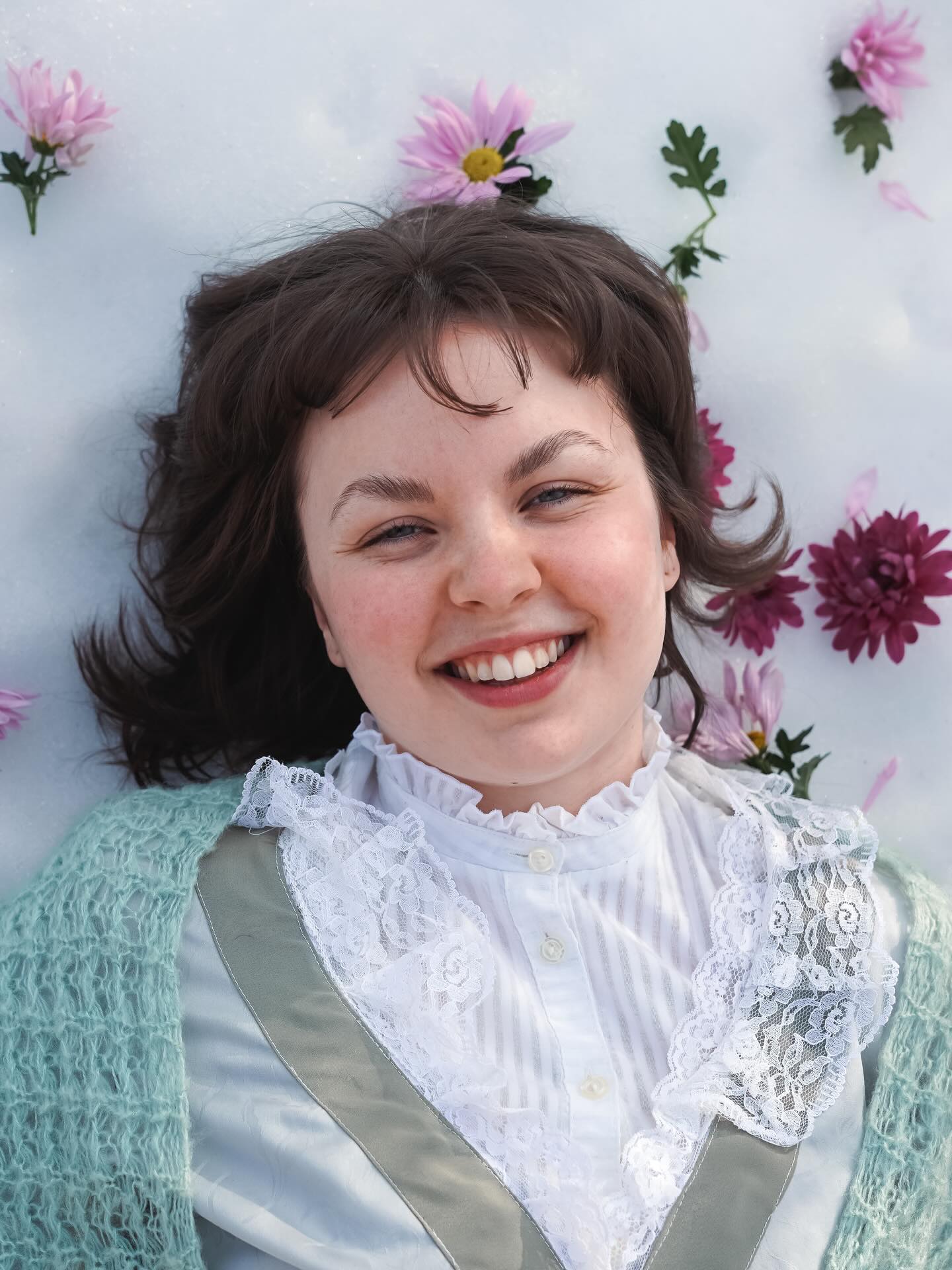 Pikku naisia - sisarusten esittely Meg March - lapsi
Pieni Meg - vastuullinen, lämmin ja haaveileva. Meg on sisaruksista vanhin, ja jo lapsena hän kantaa rooliaan ylpeydellä. Hän rakastaa kauniita asioita ja unelmoi tulevaisuudesta, jossa on sekä rakkautta että arvokkuutta.
Lapsi Megin roolissa nähdään Aada Telkki. Pikku naisia on Aadan ensimmäinen näytelmä Järvenpään teatterissa. Aiemmin hän on mm. opiskellut Etelä-Afrikassa Draamaopintoja.
Teatterin tekemisessä Aadaa kiinnostaa eläytyminen eri hahmoihin ja elämäntarinoihin, sekä yhdessä tekeminen. "Vuorovaikutuksessa muiden kanssa luodaan uutta."
Pikku naisia näytelmässä on mukana myös Aadan sisko Beata, joka näyttelee nuoren Megin roolin.
Ensi-ilta 13.6.2026
Louisa May Alcott
Näyttämösovitus Heini Vahtera
Ohjaus Sirpa Riuttala
Järvenpään Vanhankylänniemessä
#Järvenpäänteatteri #Järvenpäänkesäteatteri #kesäteatteri #Pikkunaisia #kesä2026
Kuva: Hanna Erämaja