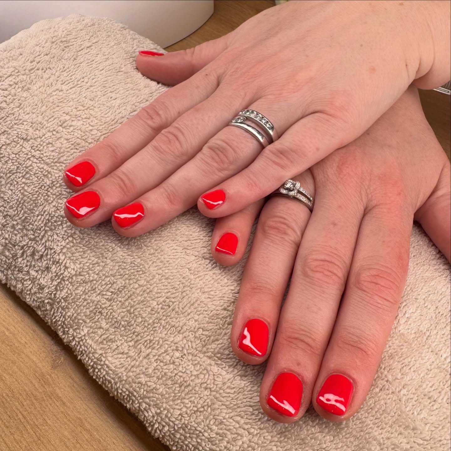 ✨ Pose de semi-permanent renforcé ✨
💅 Teinte n°219
Un rendu élégant, brillant et longue tenue pour des ongles impeccables au quotidien 🤍
Le renforcement apporte solidité et durabilité, idéal pour garder une manucure parfaite plus longtemps !
📍 Disponible sur rendez-vous
📩 DM pour réserver
#semipermanent #onglesparfaits #manucure #nails #nailart ongles beautedesmains vernissemipermanent