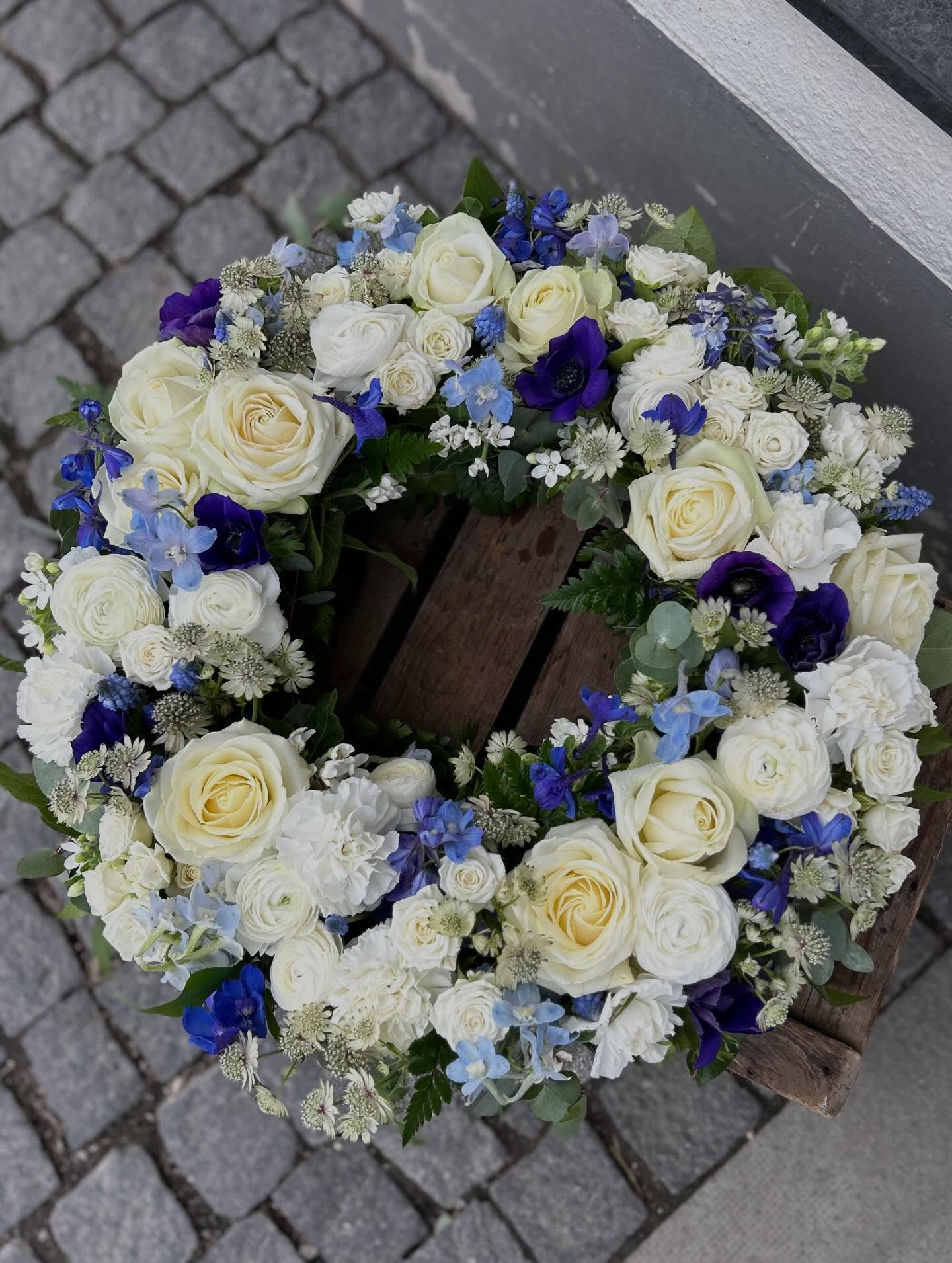 Krans i vitt och blått till en som spenderade mycket tid på sjön 🌊💙 Det är en ära att få förtroendet att hjälpa med blommor till begravning - litet som stort 💙
