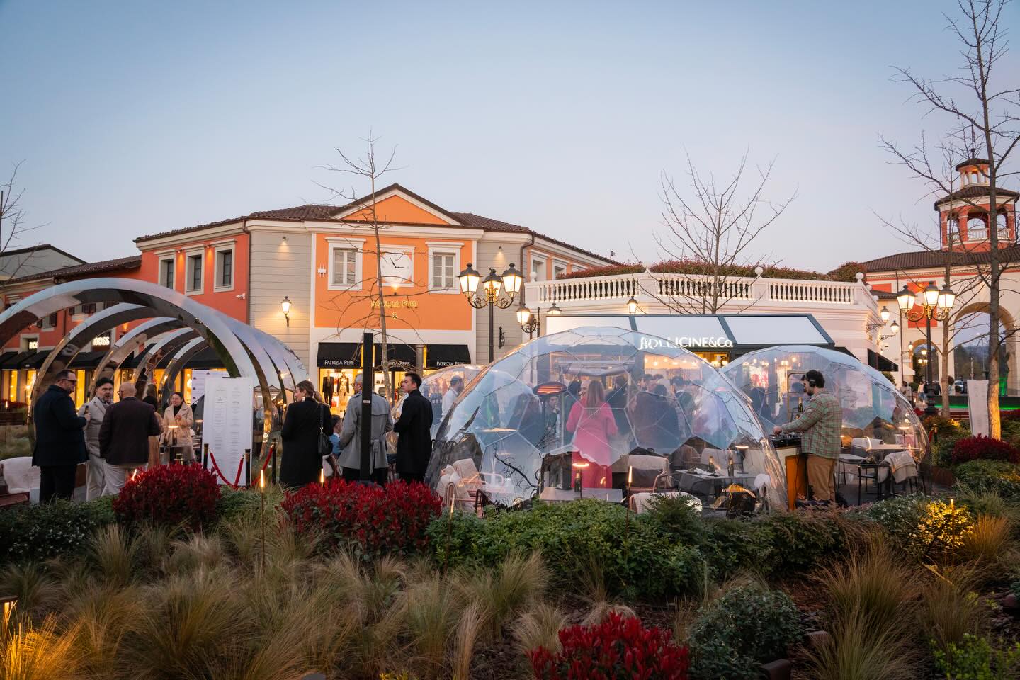 A glimpse of last Friday… ✨
Champagne was ready, the vibe was set 🥂
@moetchandon @serravalledesigneroutlet
ph. @andre.mensii.jpg
#bollicine #serravalledesigneroutlet #moet #champagne