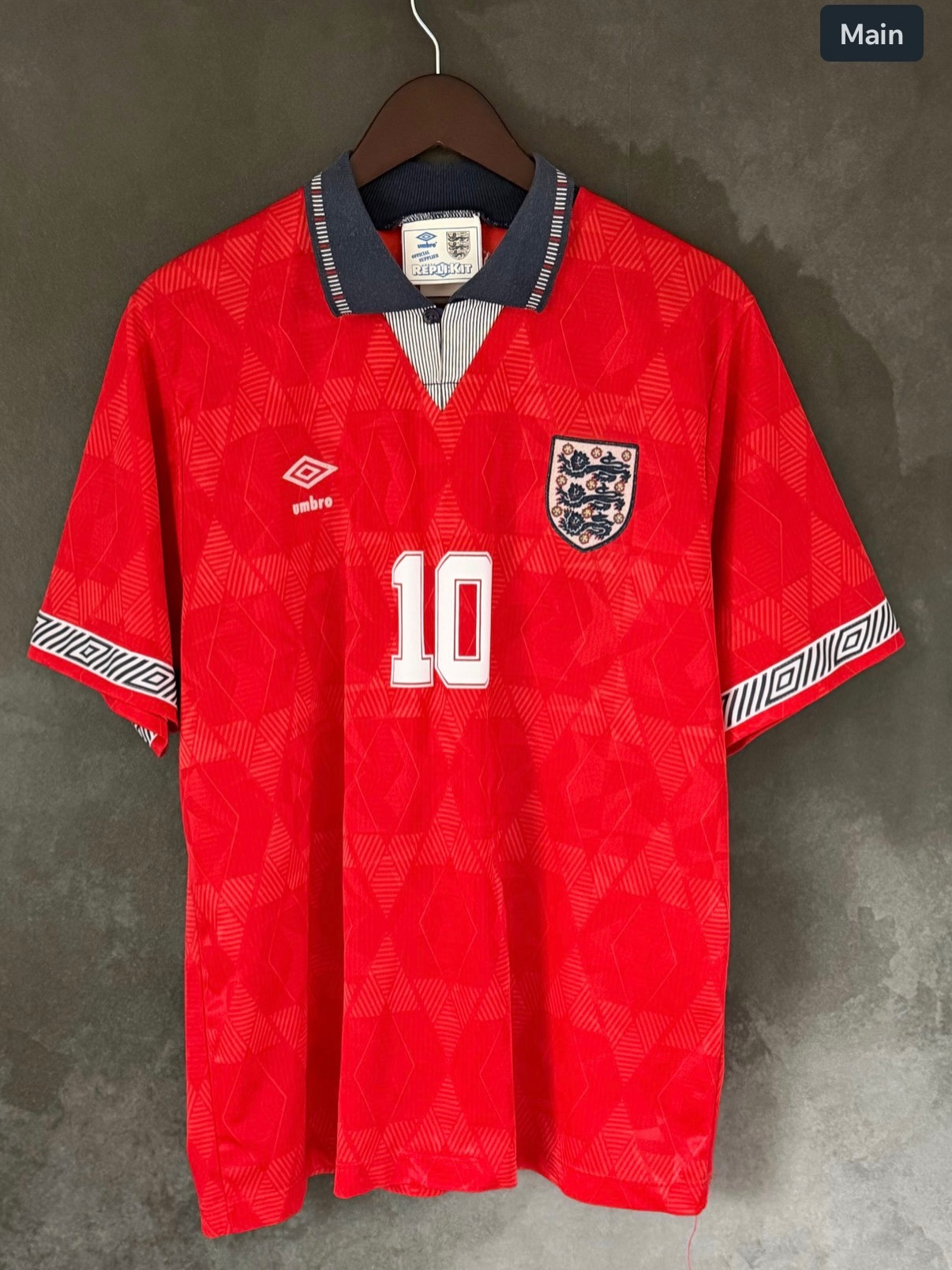 England 1990 Away by @umbro
It is such a shame that it was never worn during Italia 90
Like so many away shirts it was only worn for friendlies and qualifiers
However this is actually one of the most sought after England shirts just b cause of its design
The fabric with the jacquard style pattern is just incredible
It has that iconic Umbro button up collar
Fantastic sleeve detailing and overall just a great fit
One of my favourite players of all time! The charismatic @garylineker
One of Englands greatest ever players and criminally underrated
80 caps for England with 48 goals
Golden Boot winner at the 1986 World Cup
4 goals at Italia 90 was not enough to save us from the powerhouse of West Germany
Is this the greatest England away shirt ever? I think so!
10/10 from me.. absolutely perfect
