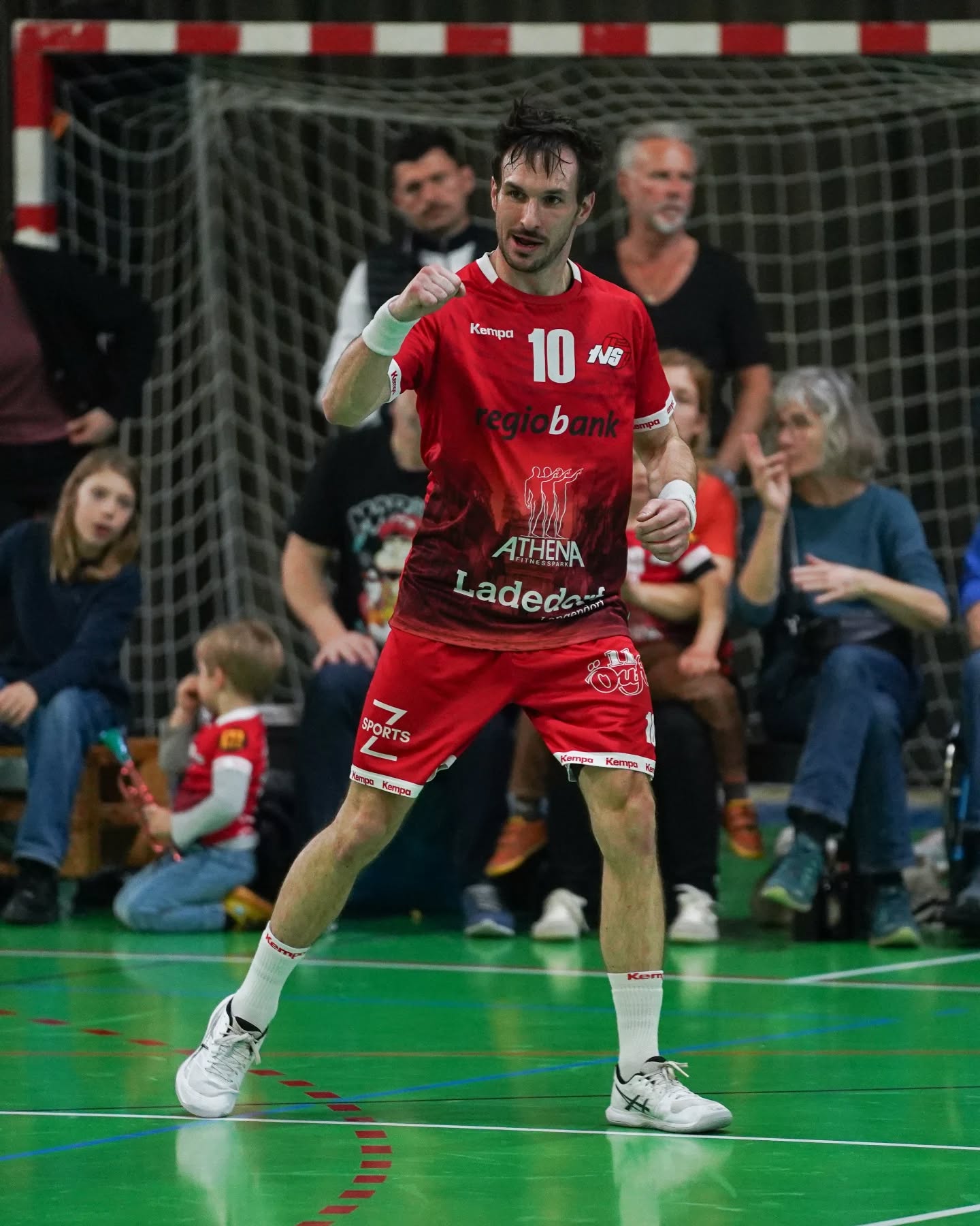 📸 Die Bilder zum Heimsieg vom Sonntag!
Der TV Solothurn gewinnt vergangenen Sonntag das Derby gegen Handball Oberaargau klar mit 41:29 (22:14) und verabschiedet sich mit einer starken Leistung vom Heimpublikum im CIS. 🔥
Von Beginn weg übernahm der TVS das Spieldiktat und setzte sich mit viel Tempo und Effizienz früh ab. Bereits zur Pause war beim Stand von 22:14 eine Vorentscheidung gefallen. Auch in der zweiten Halbzeit liessen die Ambassadoren nichts mehr anbrennen und brachten den Sieg souverän über die Zeit. 💪
➡️ Ausblick:
Zum Saisonabschluss wartet kommenden Samstag das nächste Derby – auswärts gegen den HS Biel.
📸: Urs Trösch und @zeltnersports
#tvsolothurn #handballschweiz #solothurn #hoppsoledurn #handball