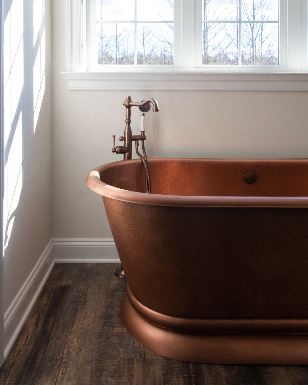 Want something bolder than white? This copper tub steals the spotlight with rich warmth and eye-catching shine.