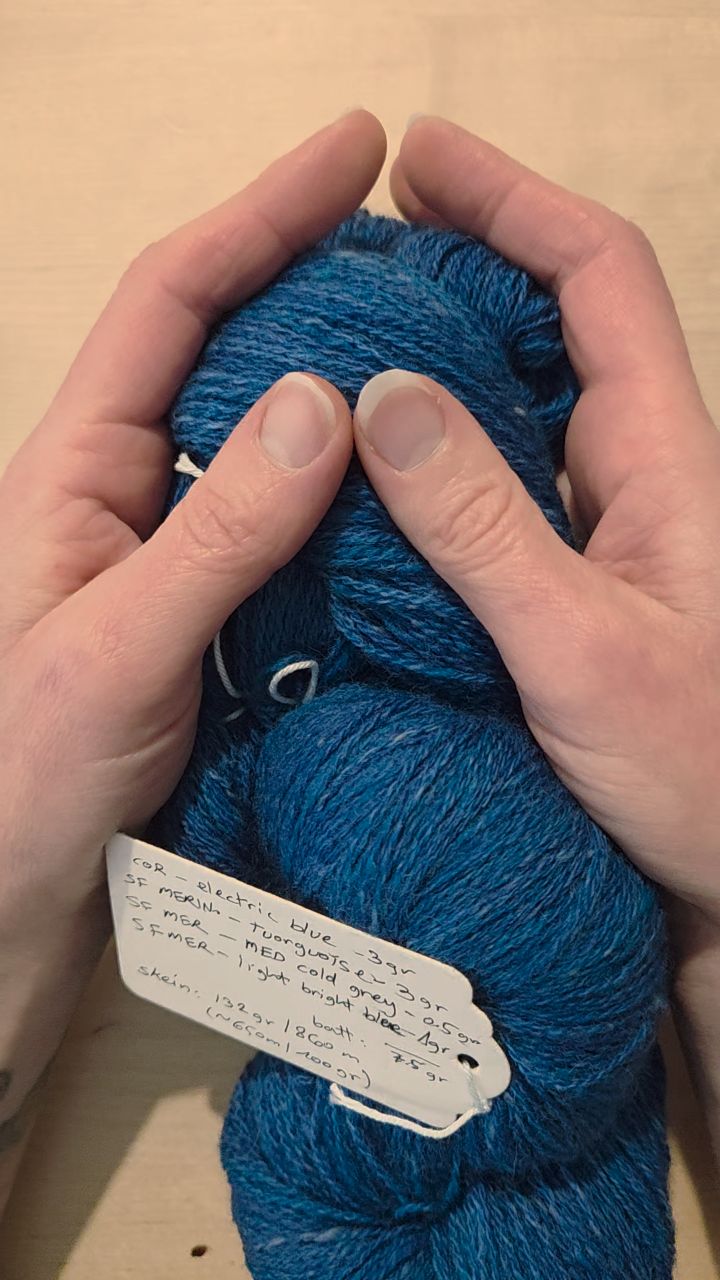 4 samples and the contrast color has been made 🤩🤩🤩
Now I'll spin 650 meters, hopefully in fingering weight - and I have an amazing idea for the pattern! Can't wait to knit this 🥳
#spinningmyownyarn #spinningyarn #mixingfibers #spinningismynewaddiction #ilovespinning