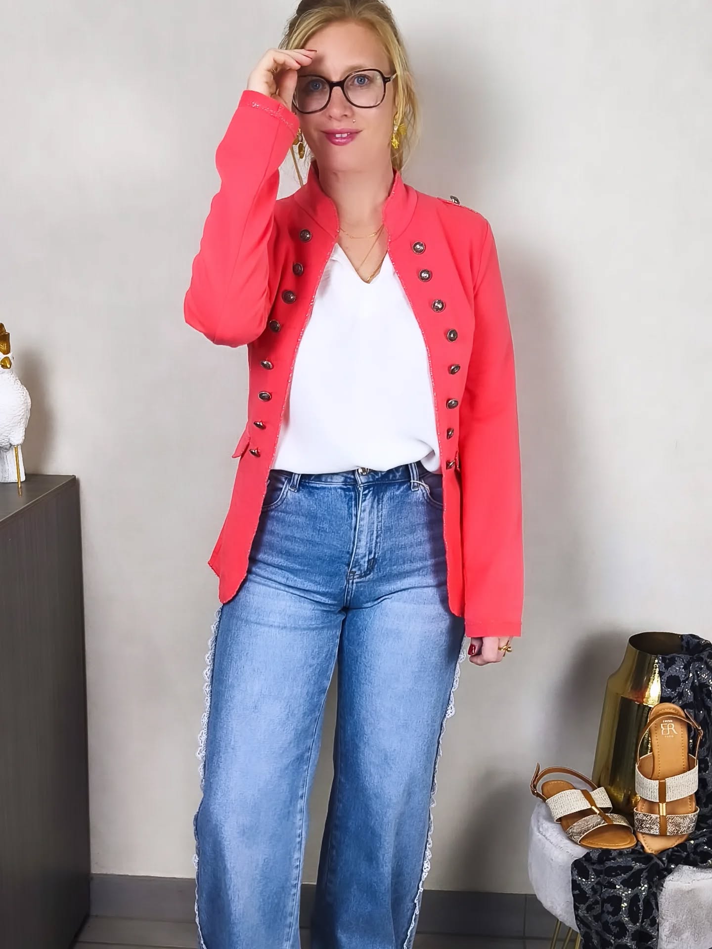 Même sans l'essayer... elle a déjà fait craquer 😉✨
Parfois, un simple regard suffit... ❣️
Cette veste officier KAP, Véro ne l'a même pas encore essayée...
Et pourtant c'est déjà son coup de cœur 😍
Comme quoi, certaines pièces dégagent quelque chose de particulier 💫
Une allure, une présence, un style qui ne passe pas inaperçu...
Tu sais, ce genre de pièce que tu repères tout de suite et où tu te dis: " Celle-ci elle est pour moi‼️»
C'est exactement l'énergie de BLOOM & POWER 🌸
Des pièces qui attirent, qui marquent... et qu'on n'oublie pas.
Alors maintenant, j'ai une question pour toi 👀
👉 Est-ce que toi aussi, tu pourrais craquer juste en la voyant ?!
🗓️ À découvrir dimanche à 18h
.
.
.
#modefemme #vesteofficier #modeinclusive #styleaufeminin #tenuedujour