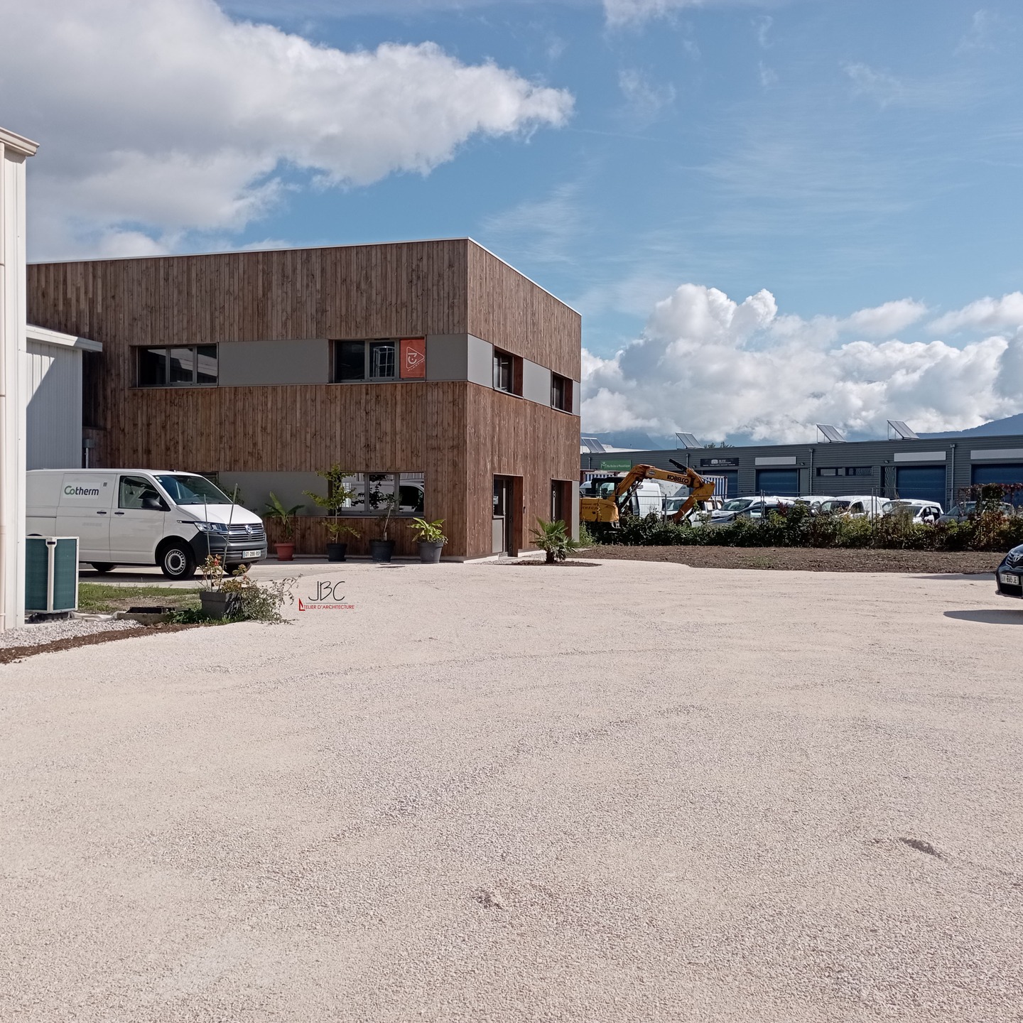 -PROJET-
Ce projet concerne la rénovation d'un bâtiment industriel et son extension en ossature bois.
L'objectif de ce projet est d'atteindre le plus possible du BBC pour l'extension : Optimisation des choix constructifs, l’isolation et les apports énergétiques.
Par ailleurs les locaux doivent permettre un usage polyvalent, capables de s’adapter à différents besoins et évolutions dans le temps.
Petit challenge technique relevé par notre équipe avec succès de par la nature des sols et les contraintes programmatiques.
Une architecture flexible, durable et tournée vers l’avenir.
Type de projet : Mission complète
Artisans :
- @chanvre.bois38
- Pyramid
- Batacier
- SVVM Métallerie
- Giraud marchand
- EVF
- AD HOC EXPERT
- @maltelec_electricite_generale
- Bruno Balme
- @iso_conseil_habitation
- @froidnouvelair
- @ie_resine
- CDI Dallage
- la_beaute_du_bois