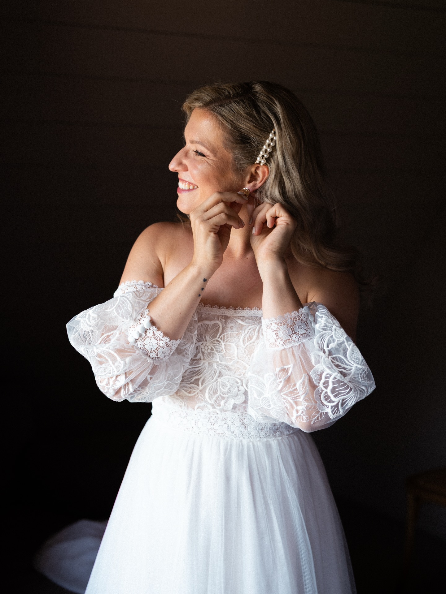 Langsam wird es real.
Die Hände werden ruhiger,
die Bewegungen vertrauter.
Noch ein Handgriff hier,
noch ein letzter Blick.
Der Moment, in dem aus Vorfreude Gewissheit wird.
Und plötzlich passt alles.