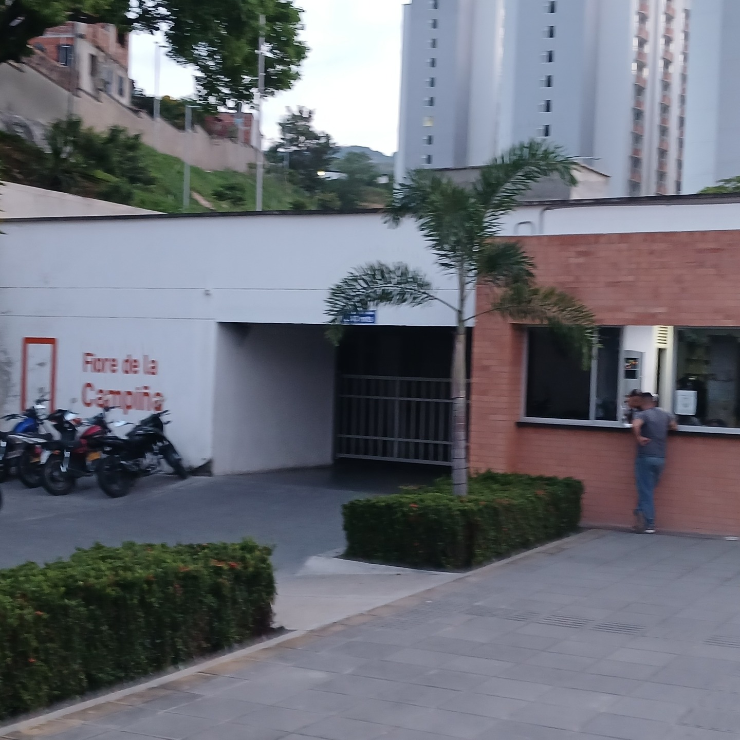 Se arrienda apto en Conjunto cerrado Fiore de la Campiña, hermoso apto con excelente ubicación y comodidades:
Características del inmueble:
*3 habitaciones con clóset
*1 habitación con baño privado
*Cocina semi integral con gabinetes y estufa
*Patio de ropas
*Balcón
Zonas comunes del conjunto:
2 ascensores por torre
Piscina
Zonas verdes
Salón social
Canchas deportivas
Zona de juegos para niños
Parqueadero para carro y moto
Ubicado en conjunto cerrado, ideal para vivir con tranquilidad y seguridad.
Para mayor información: VER LINK EN BIO
#inmobiliariadeconfianza#InmobiliariaIdm#inmobiliaria#hogar